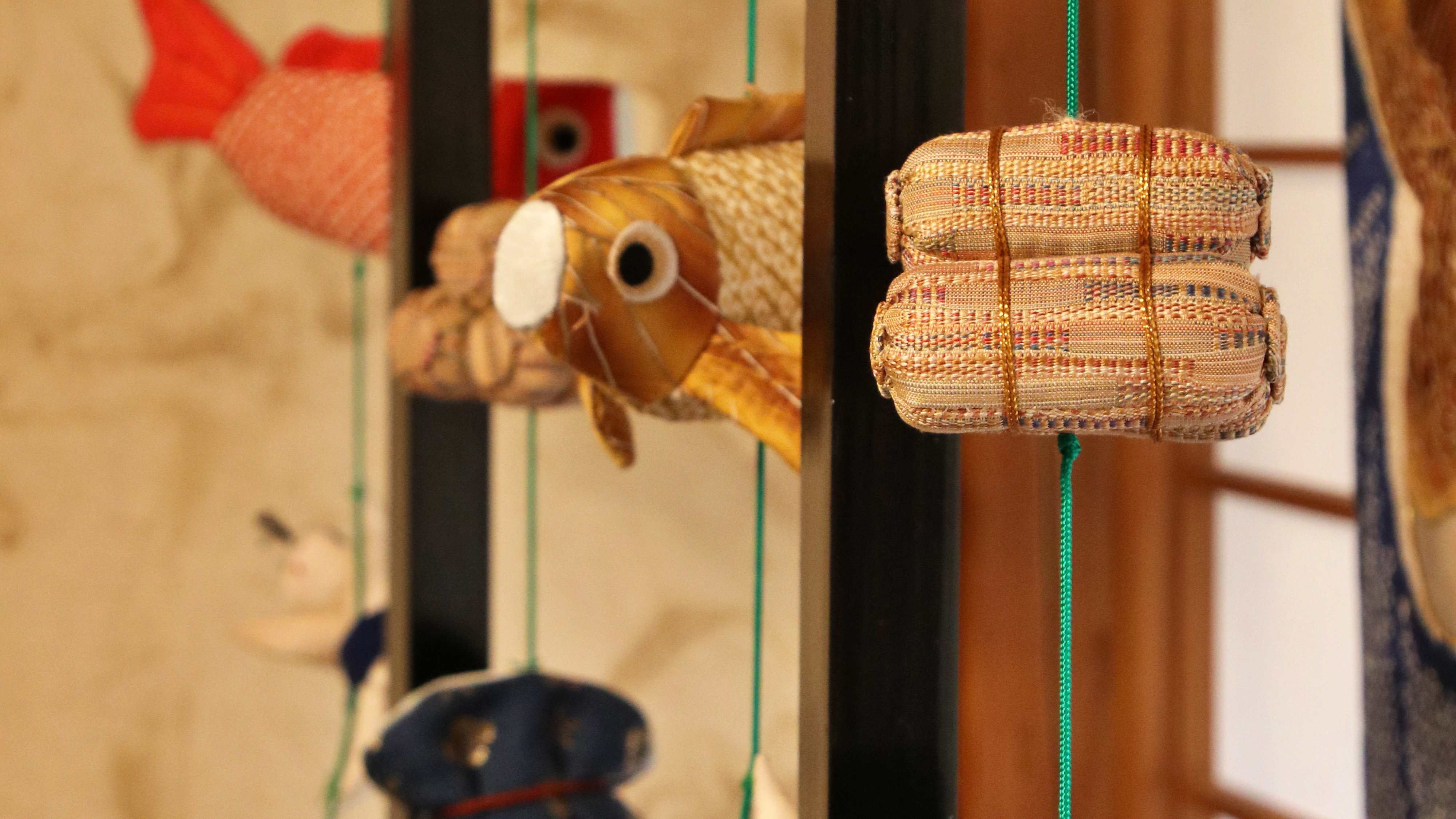 つまみ細工を使ったタペストリー作りなどの体験をご用意しています *