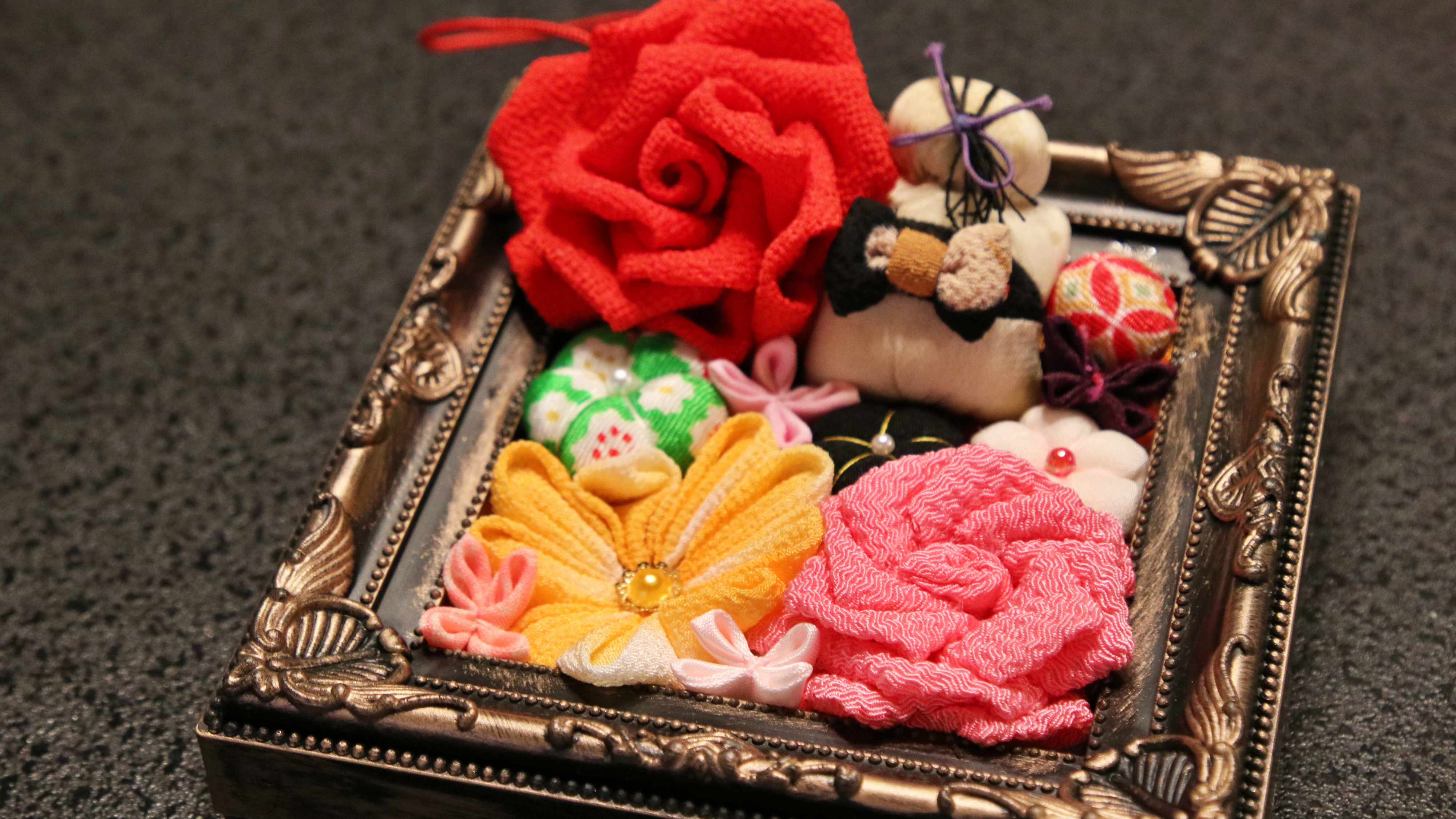 つまみ細工を使ったタペストリー作りなどの体験をご用意しています *