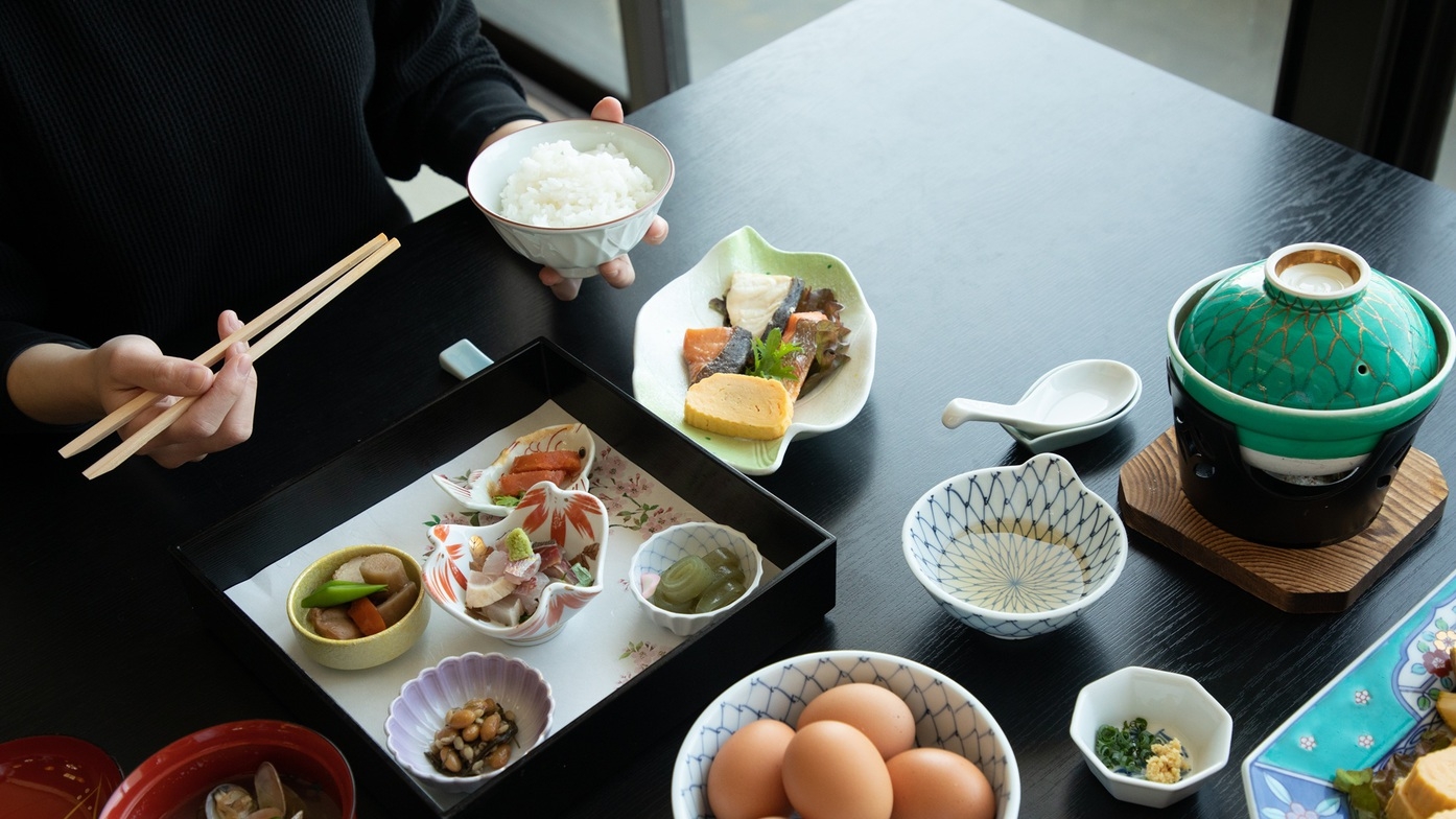 【1泊朝食】料理小宿の和定食♪日替わり焼き魚＆ハーフビュッフェ付き！ほっこり充実の朝ごはん