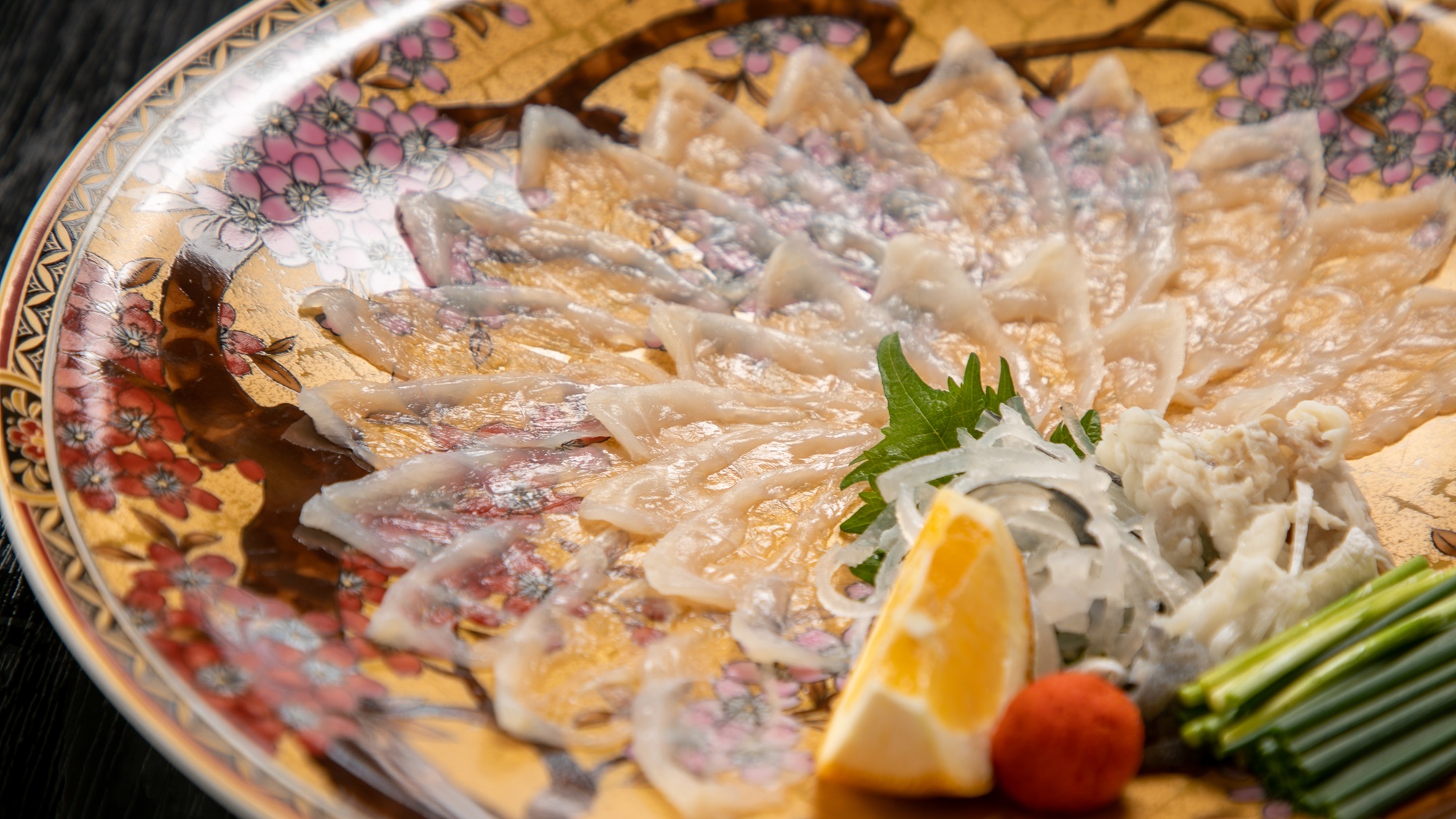 【天然とらふぐ刺し】鐘崎漁港直送。歯ごたえ、味わいも格別。薄く引いた身も美しい。