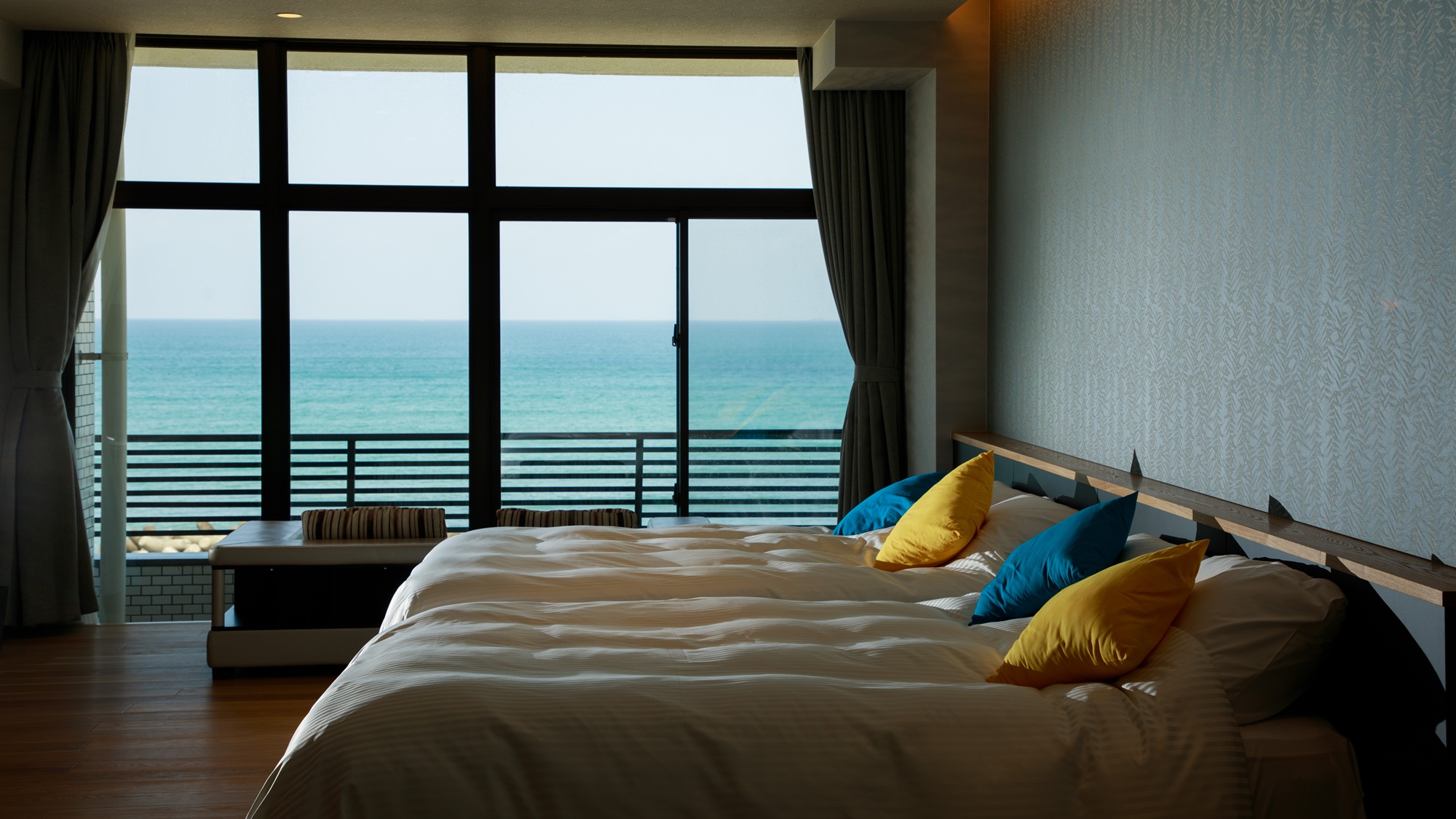 【オーシャンビュー◆Jrスイート和洋室】潮騒を感じながらベッドの上で眠る贅沢時間。