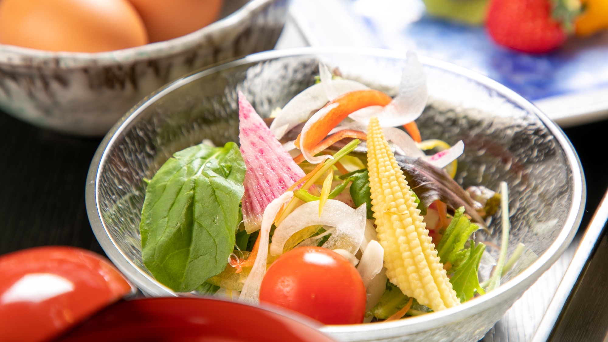 【ご朝食】地元の契約農家から有機肥料栽培野菜を仕入れています。