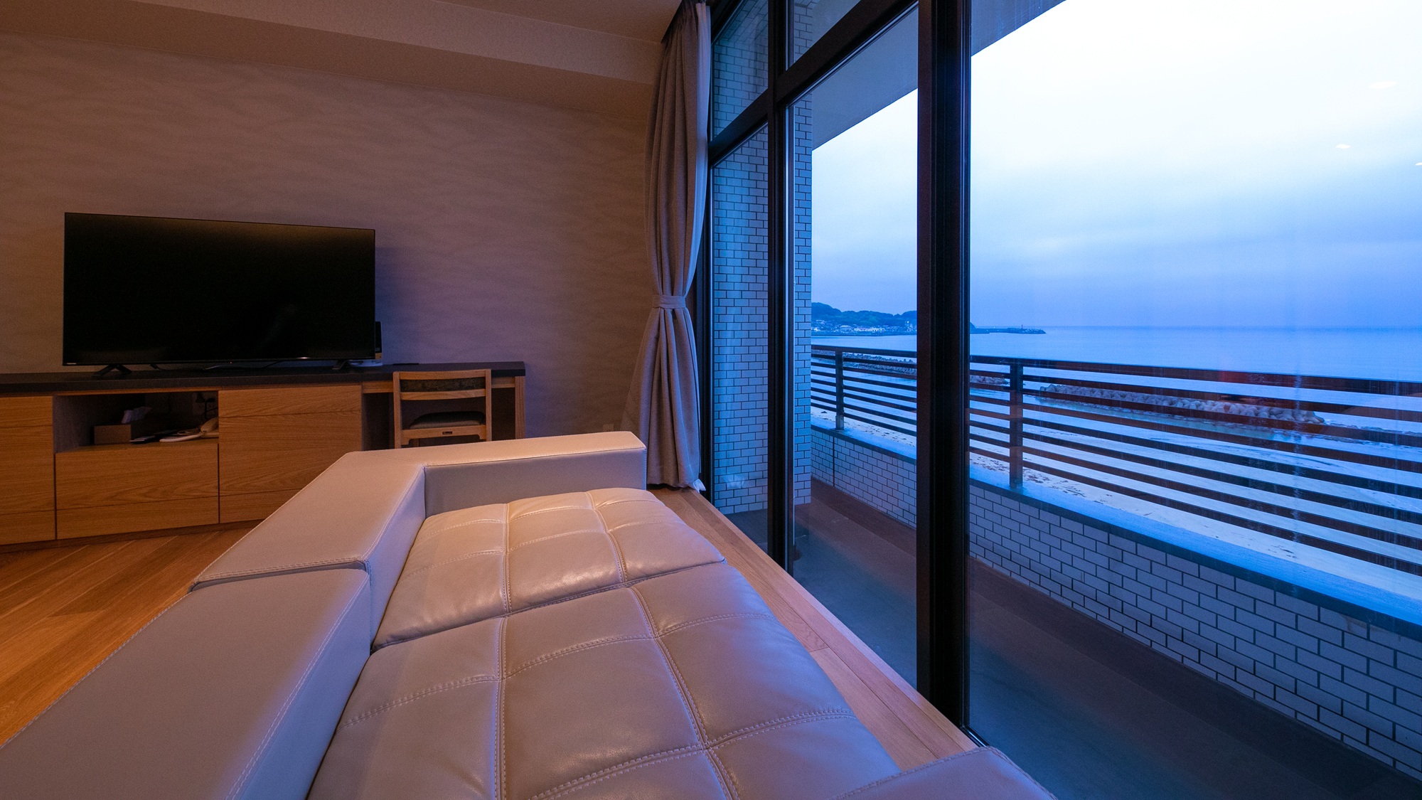 【オーシャンビュー◆Jrスイート和洋室】刻々と移りゆく海の景色を大きな窓から独り占め。