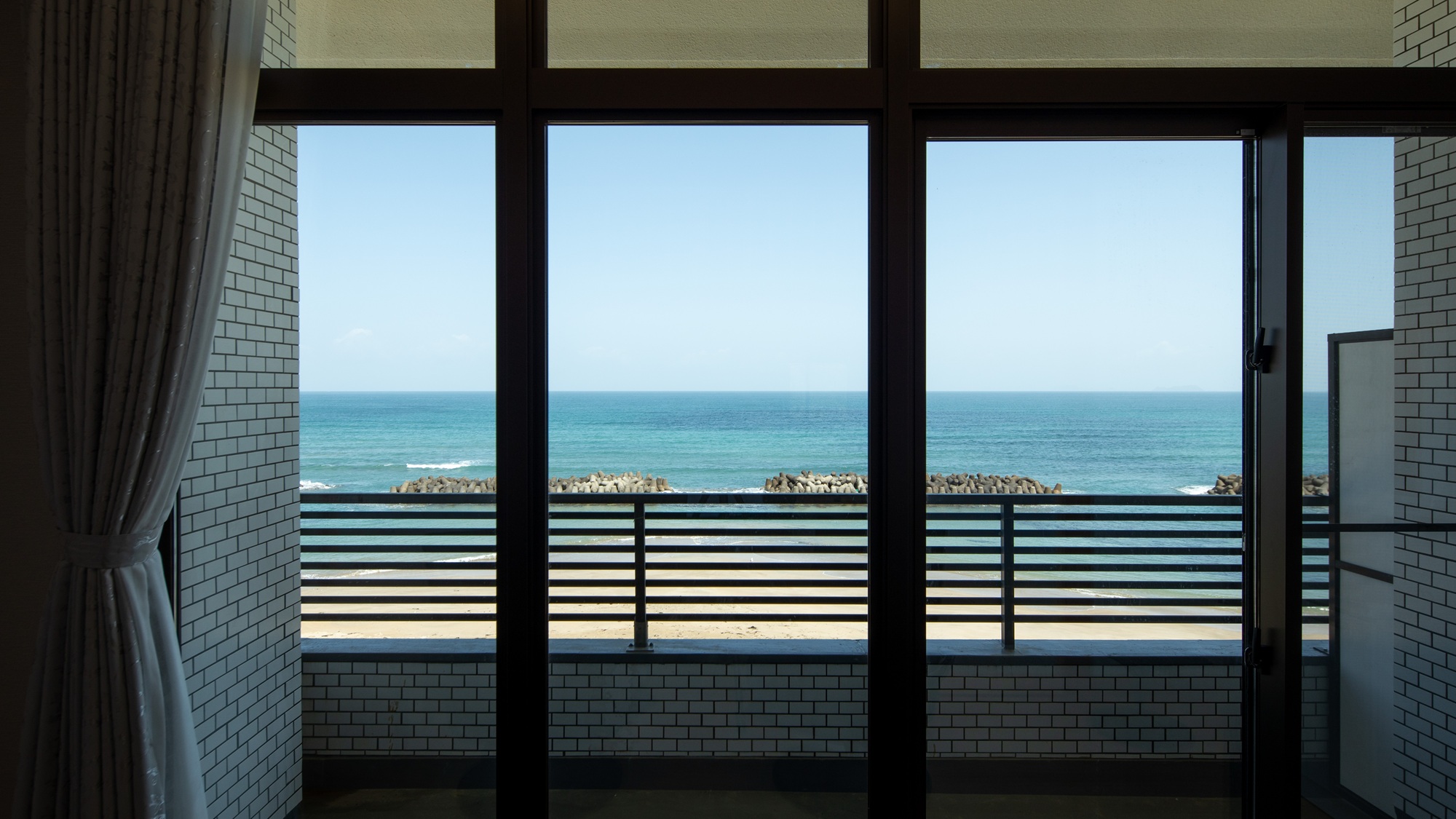 【オーシャンビュー◆和室10畳】目の前に広がる日本海。街中から離れて出逢う海と空のコラボレーション。