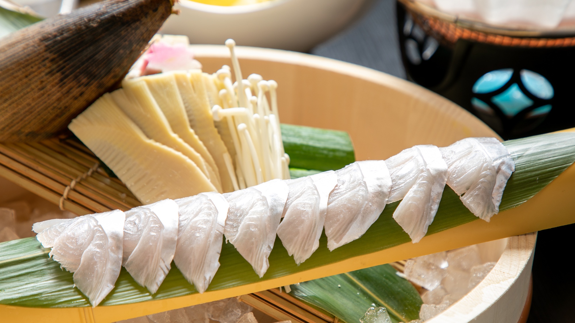 ＜はつしろの名物料理！＞旬魚のしゃぶしゃぶは、地元特産・びわ茶の茶葉を使った出汁を使用しています。
