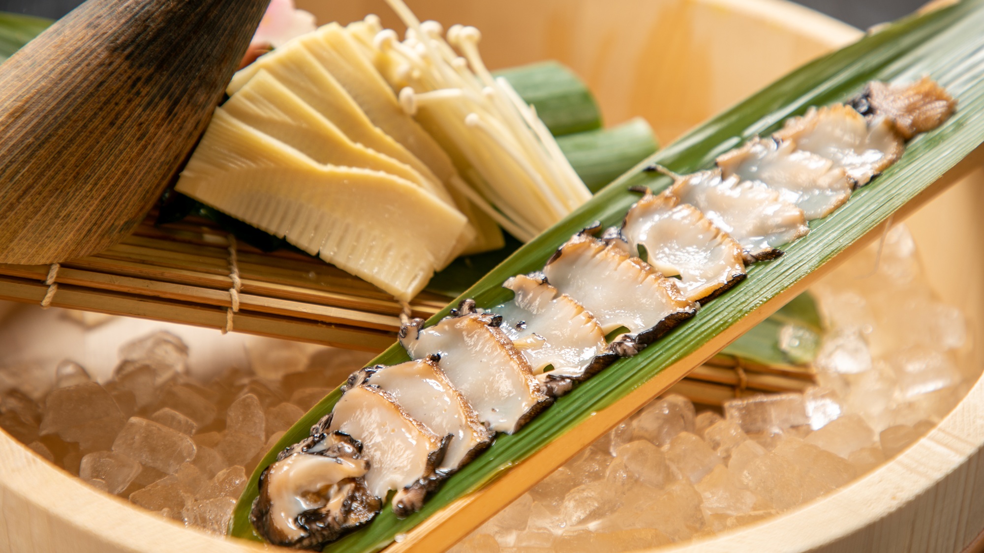 新鮮だからこそ味わえる「鮑」の旨み♪ほのかな磯の香とコリコリ食感をしゃぶしゃぶで堪能。