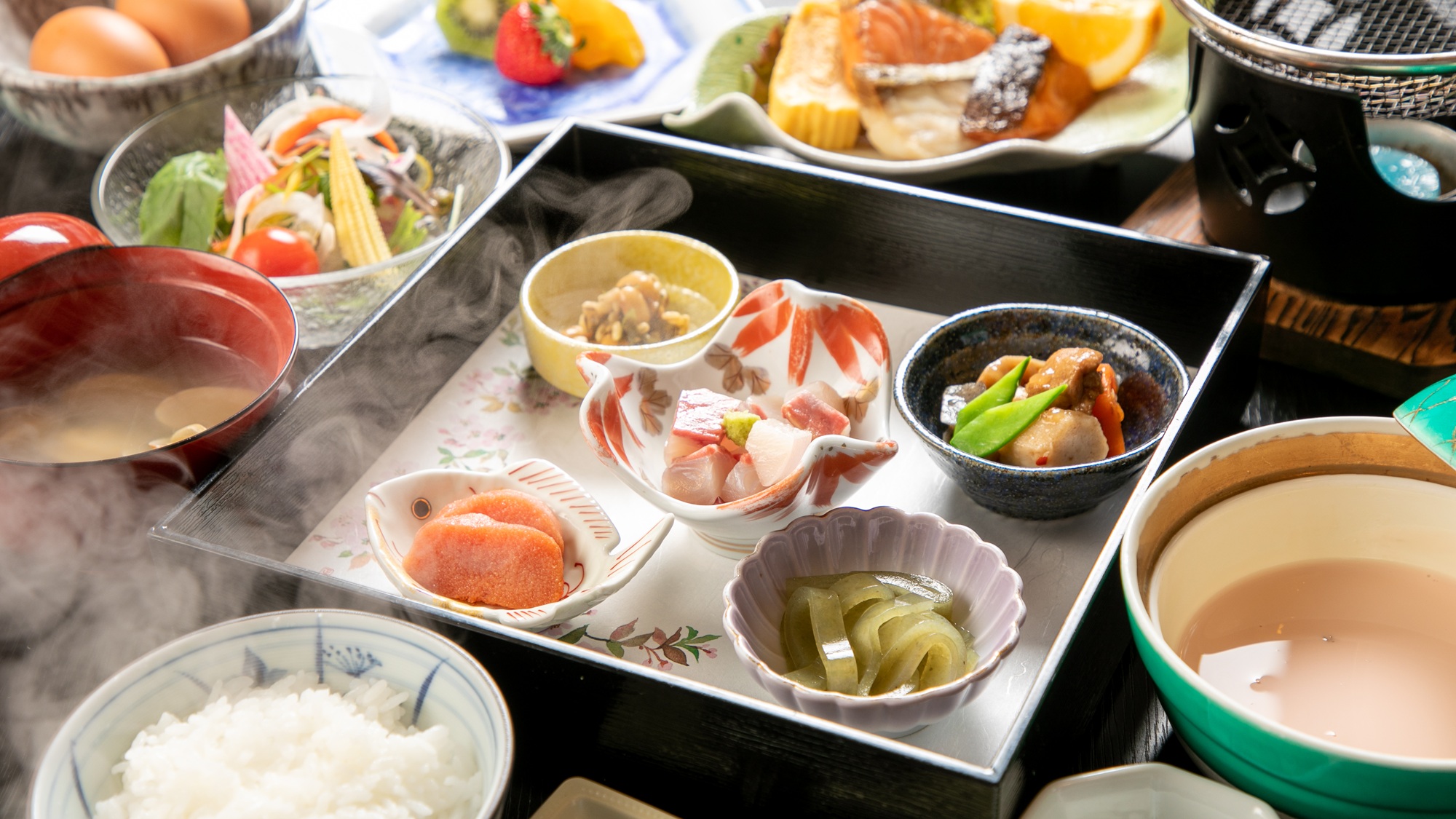 【ご朝食】地元漁港から毎日新鮮な魚介を仕入れ。朝から美味しい魚料理をお召し上がりいただけます。