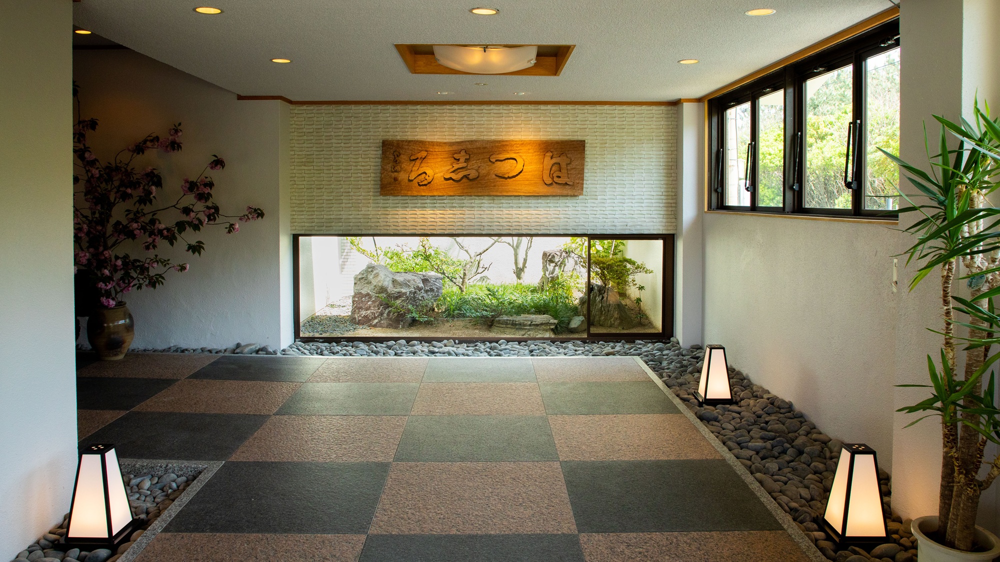 皆さまをお迎えするエントランス。「はつしろ」の看板でお迎えいたします。