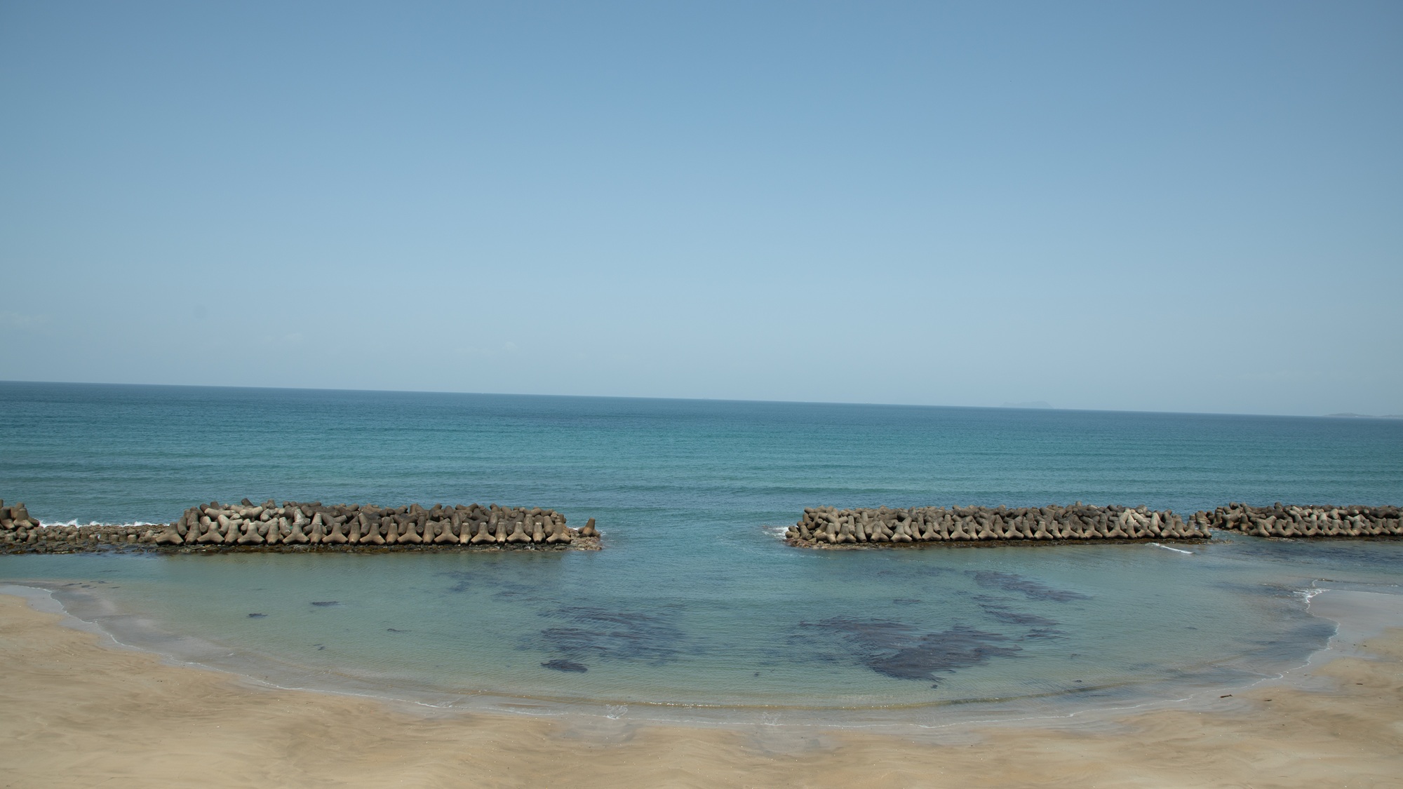 当館から徒歩約3分。波津海水浴場は波が穏やかなため、小さなお子様でも安心してお楽しみいただけます。