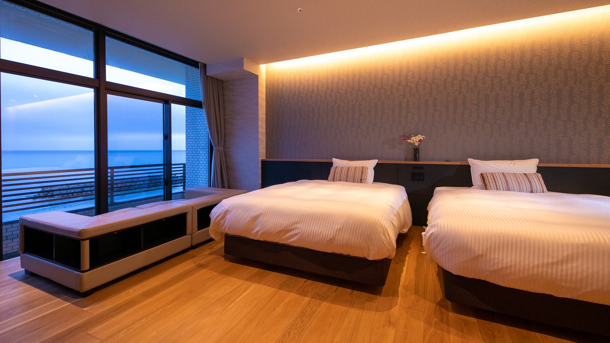 【オーシャンビュー◆Jrスイート和洋室】潮騒を感じながらベッドの上で眠る贅沢時間。