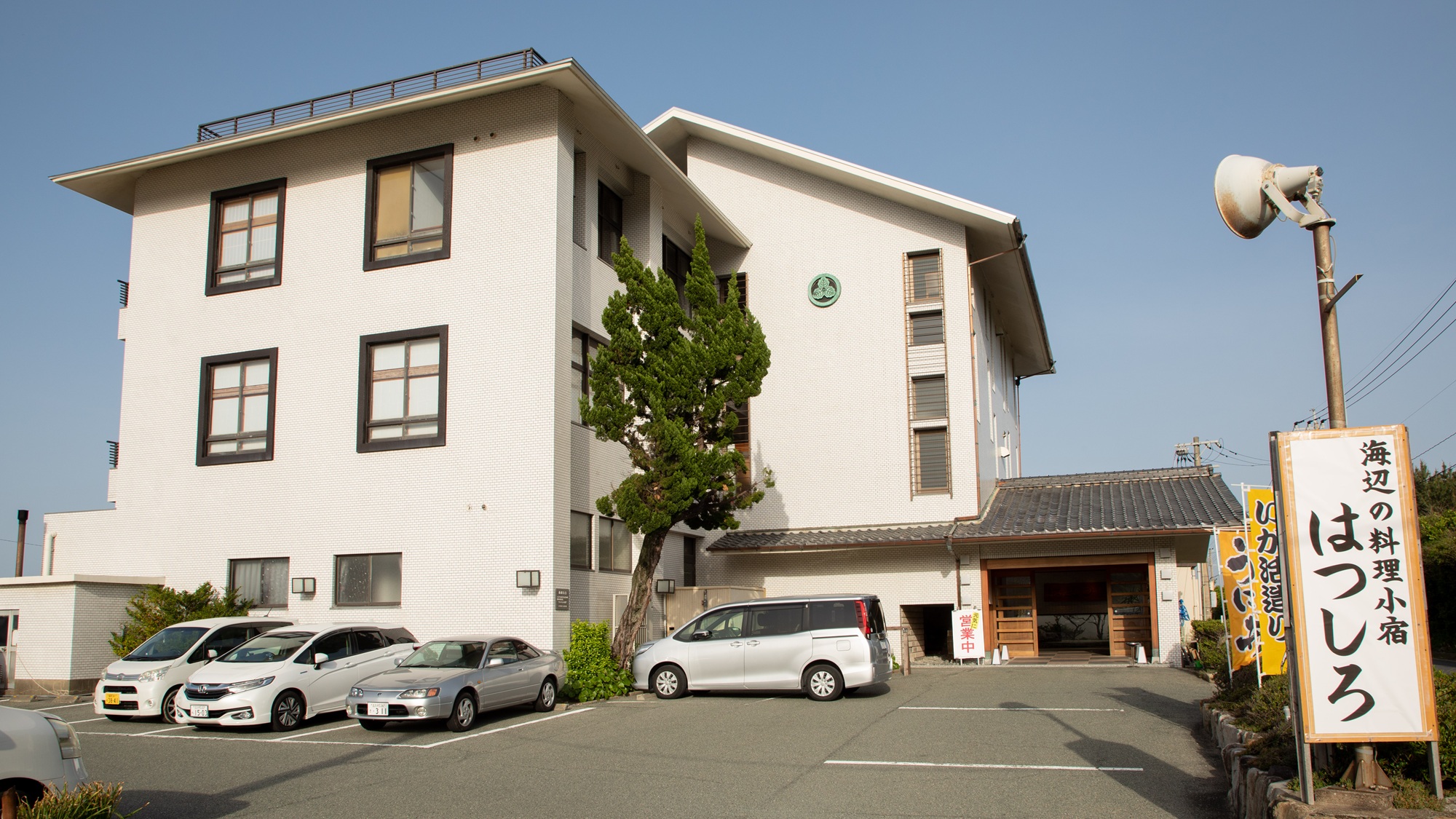 波津海岸に面したロケーション。潮風と波の音が心地よく響く、全室オーシャンビューの料理小宿です。