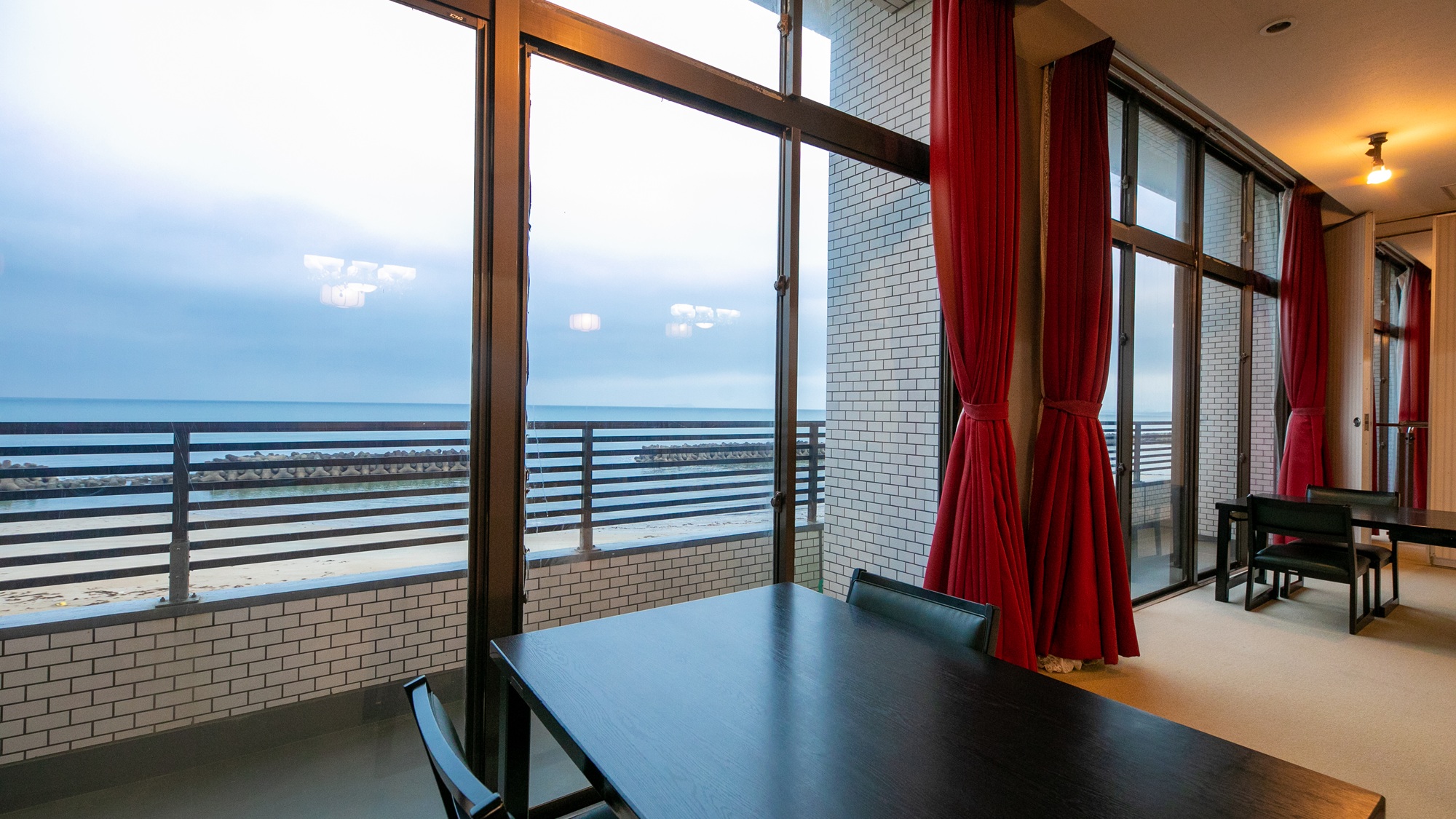 【食事会場】お食事処一例。お食事中も海を楽しみながら。