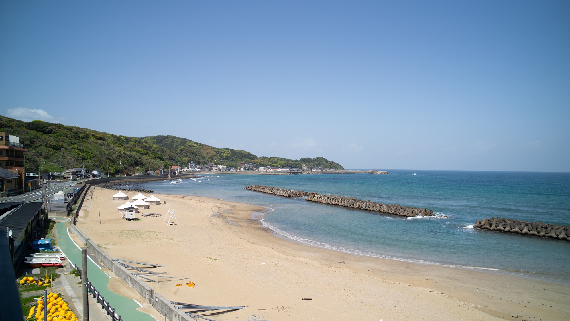 波津海水浴場まで徒歩3分。白い砂浜となだらかな弓状の姿が美しい海水浴場です。