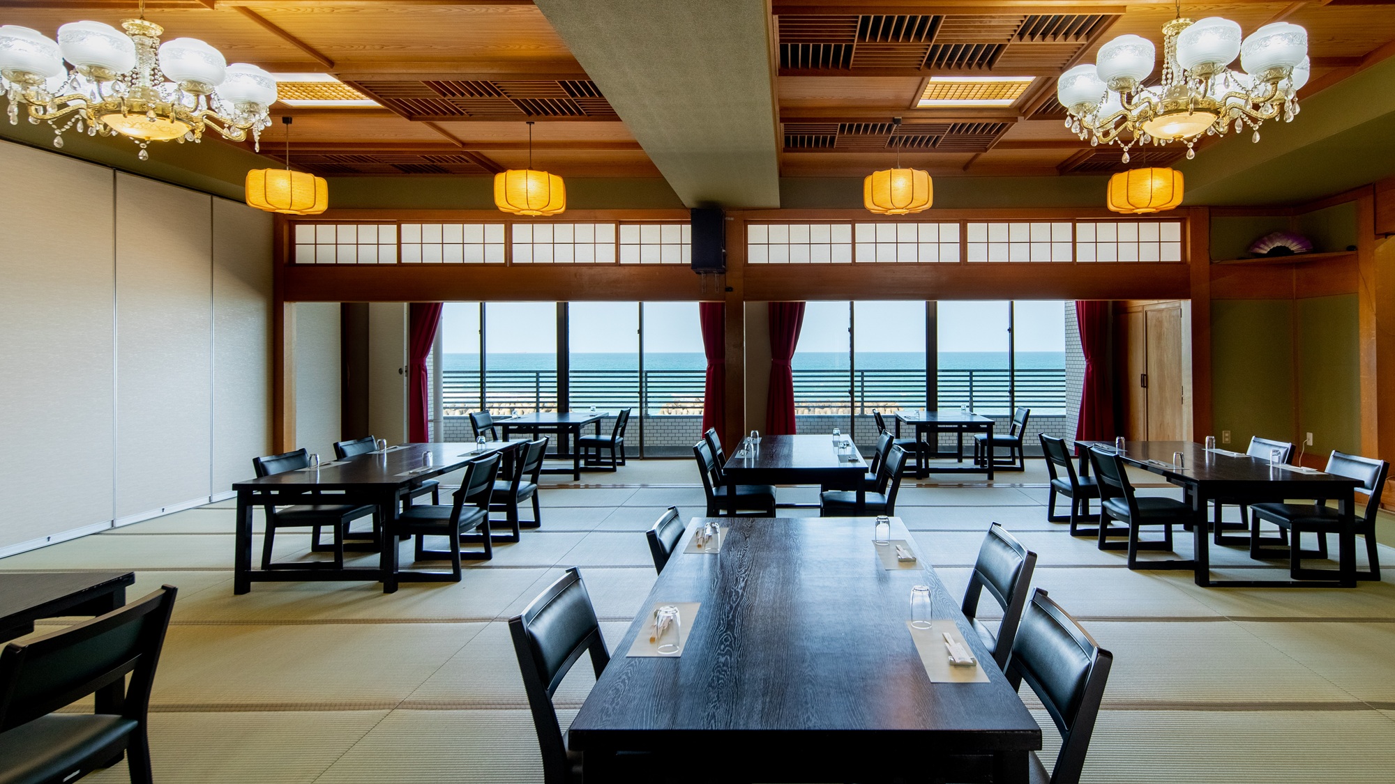 【食事会場】宴会場は、30～200名様までご利用可能です。お気軽にご相談ください。
