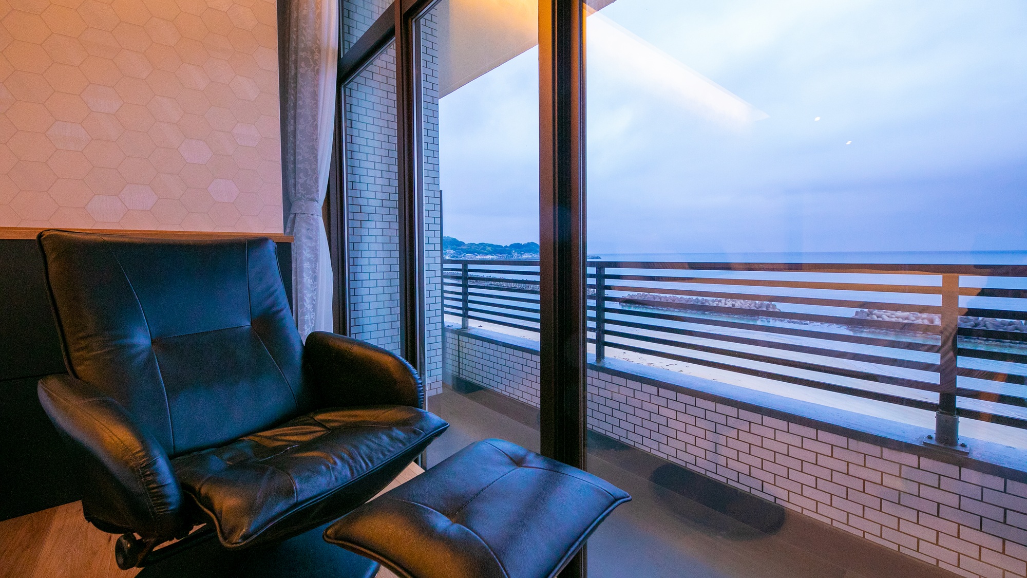 【オーシャンビュー◆Jrスイート和洋室】日々の喧騒をひととき忘れ、海の景色に身を委ねる。