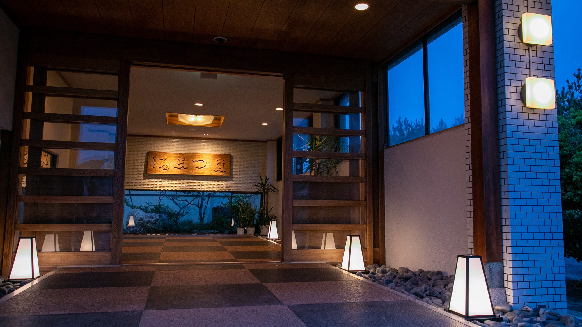 皆さまをお迎えするエントランス。夕暮れには温かみのある灯りがともります。