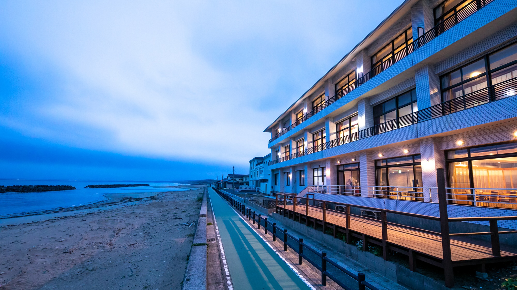 波津海岸に面したロケーション。潮風と波の音が心地よく響く、全室オーシャンビューの料理小宿です。