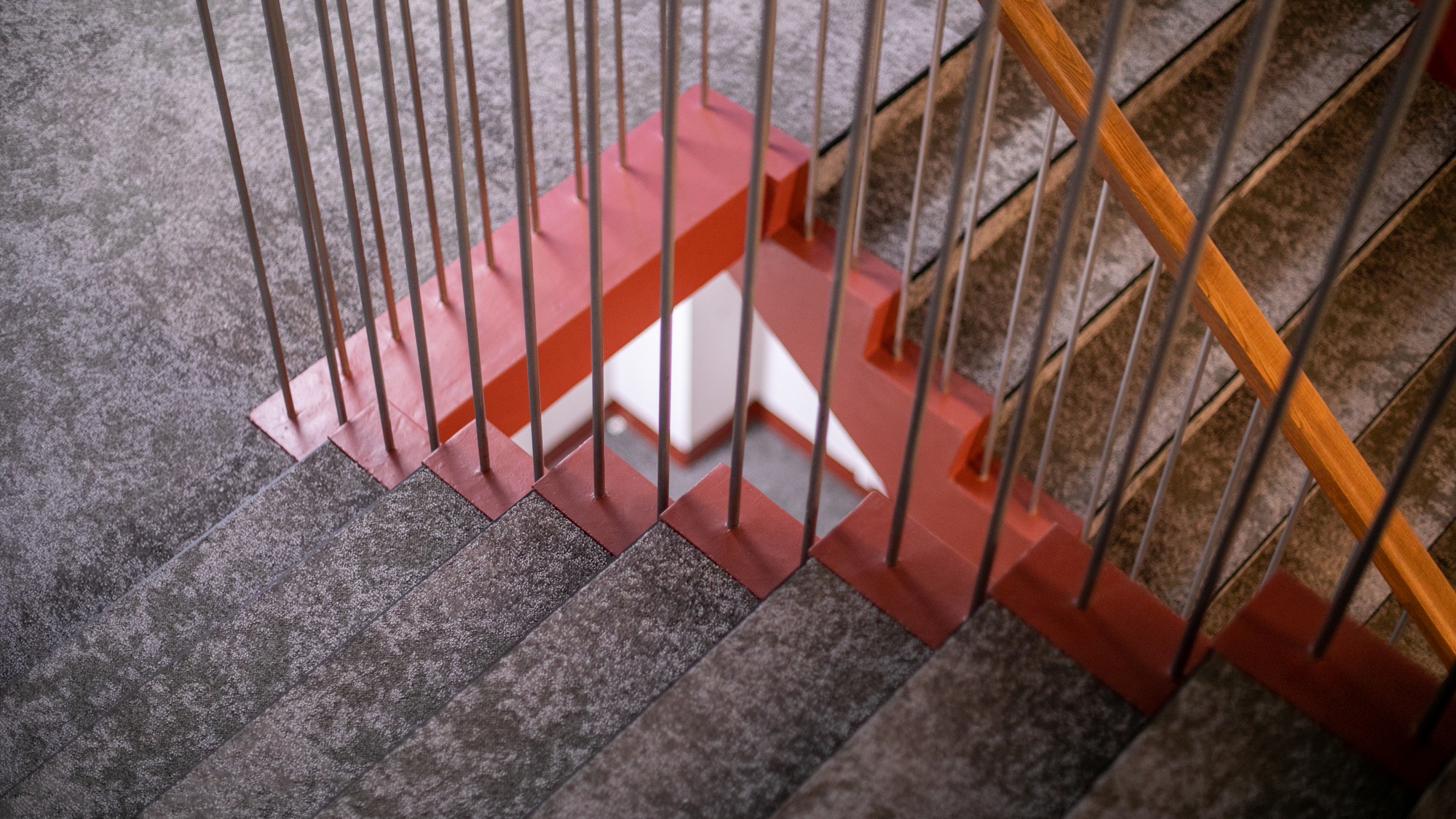 【館内のご移動について】当館はエレベーターがなく、階段でのご移動となります。予めご了承ください。