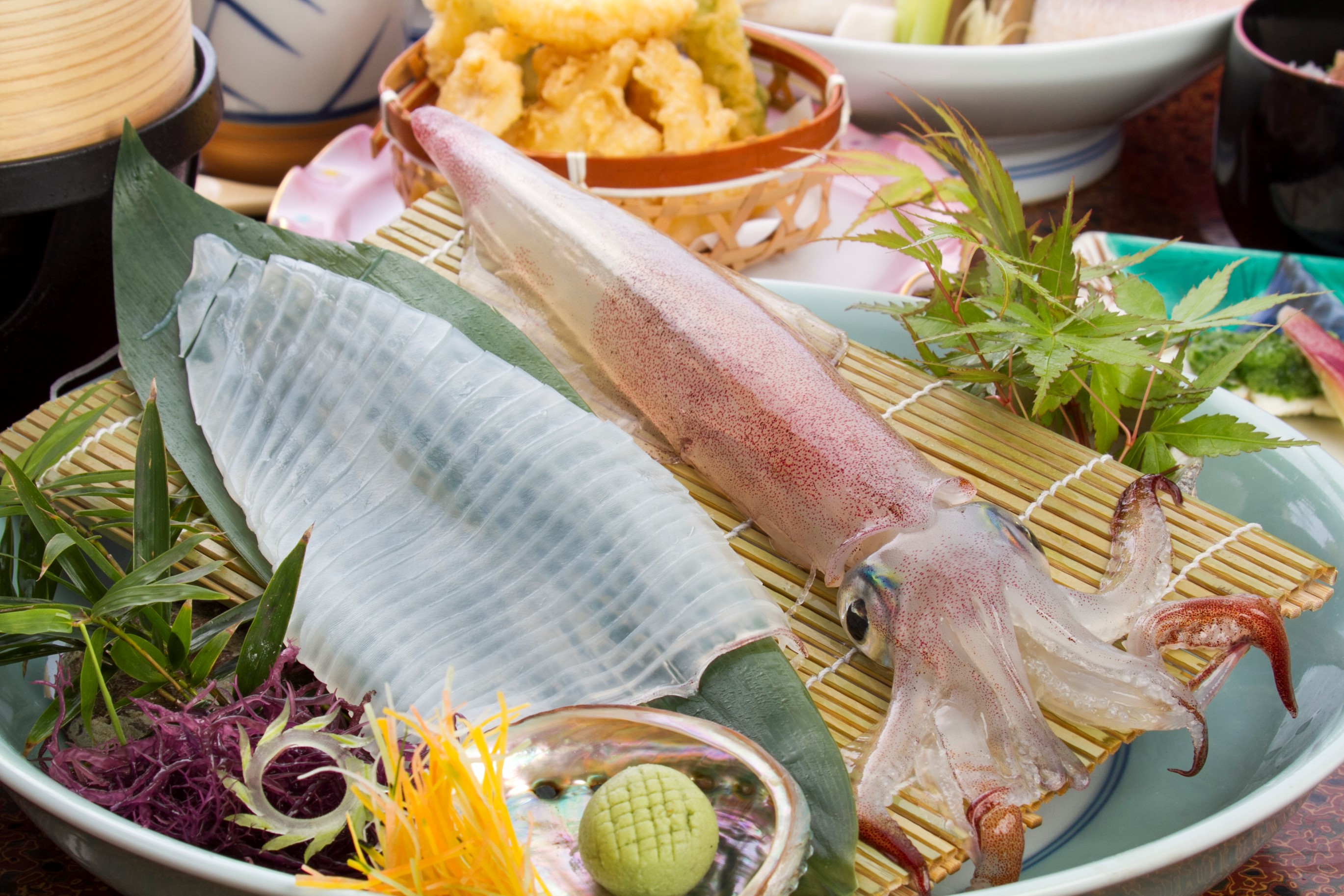 【活きイカ会席】「新鮮さ」「旨味」に自信！専属イカ釣り漁師が一本釣りで仕入れています。