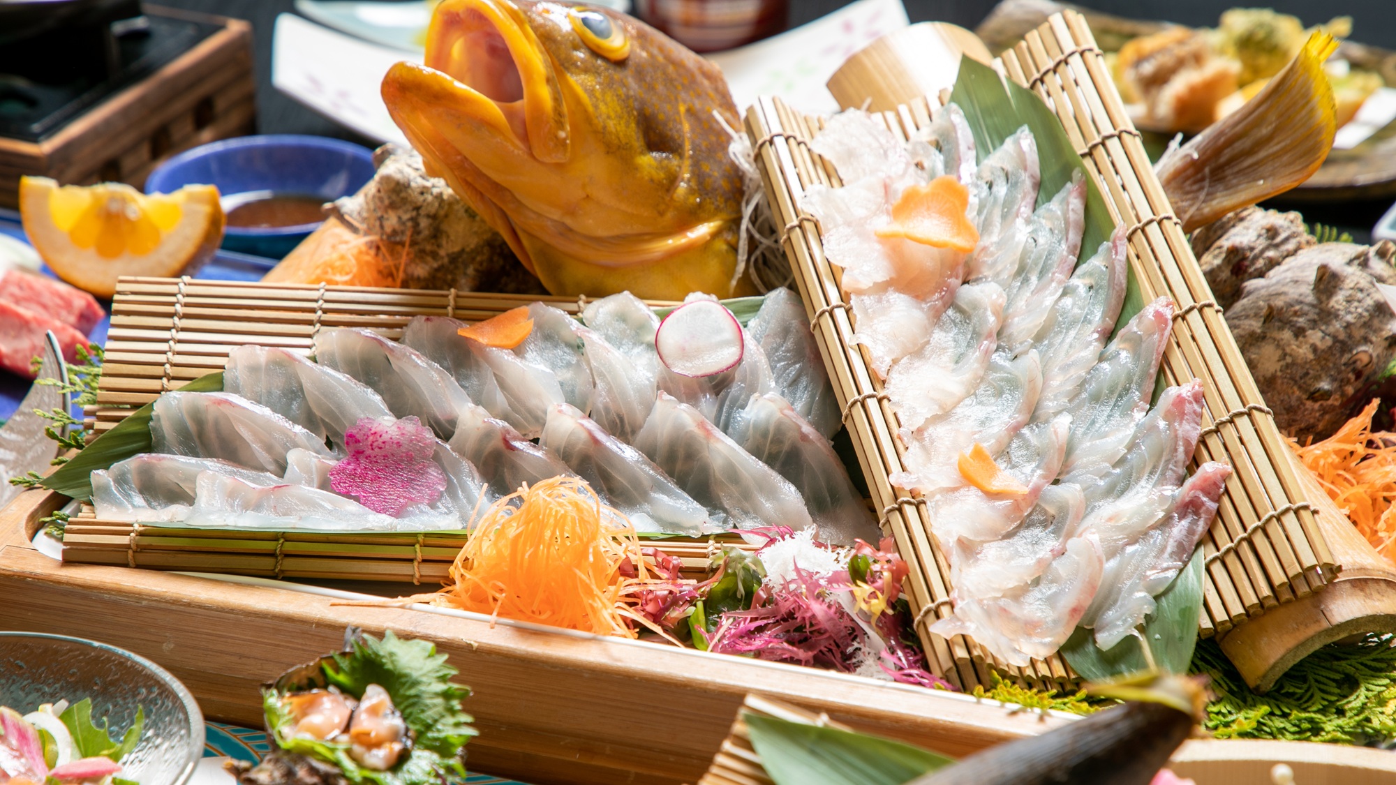 【2大グルメ会席】漁港で毎朝仕入れ＆館内生簀で鮮度抜群！天然魚の姿造りはお一人様ずつご用意。