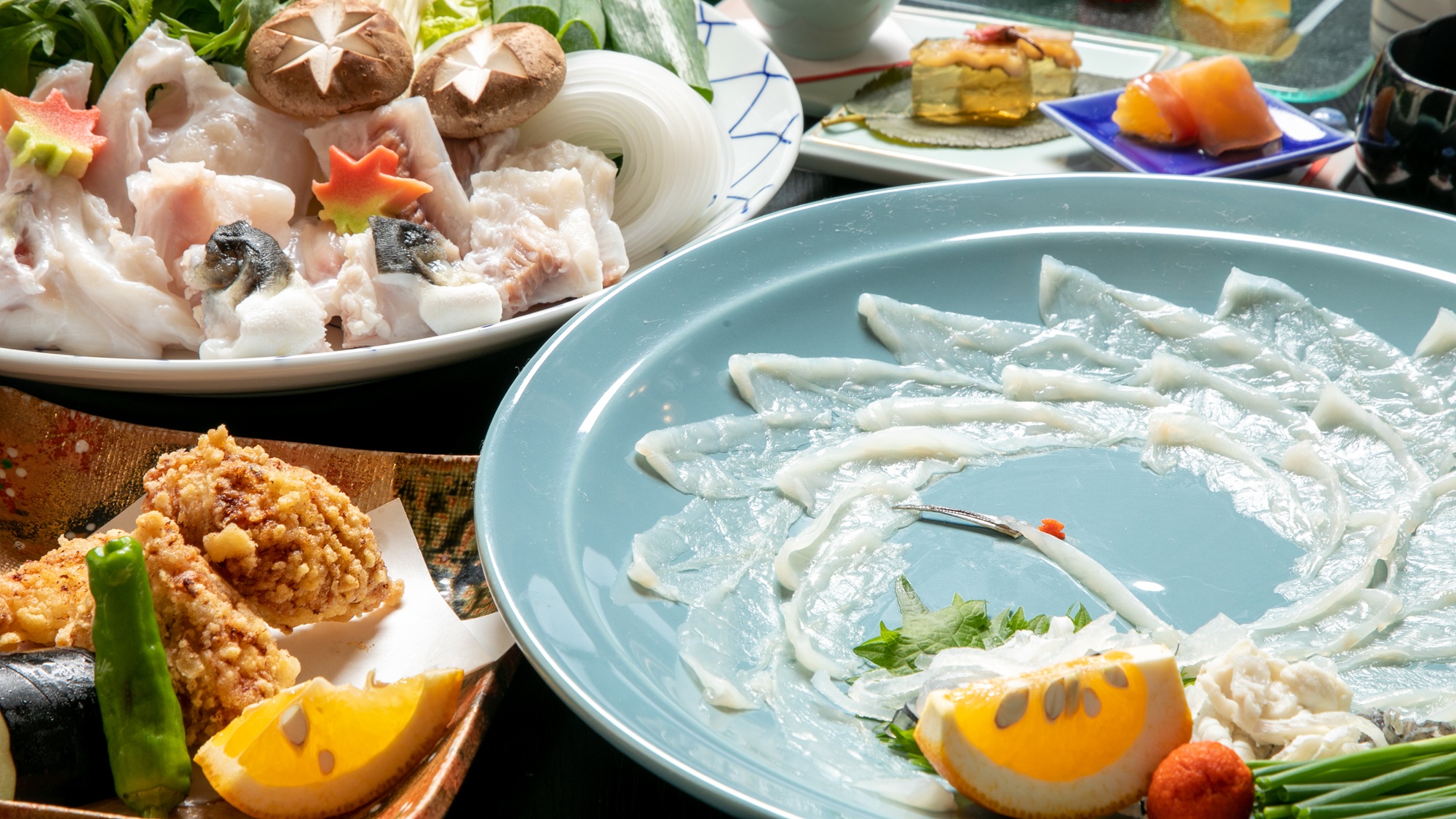 ふぐの年間取扱量が福岡県一のはつしろ。仲間同士で競い合い、磨き合ったふぐ調理師の技を楽しんで。