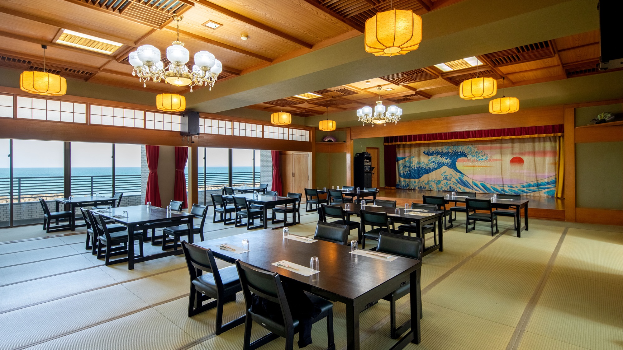 【食事会場】舞台のある宴会場もございます。お客様のご用途・ご要望をお聞かせください。