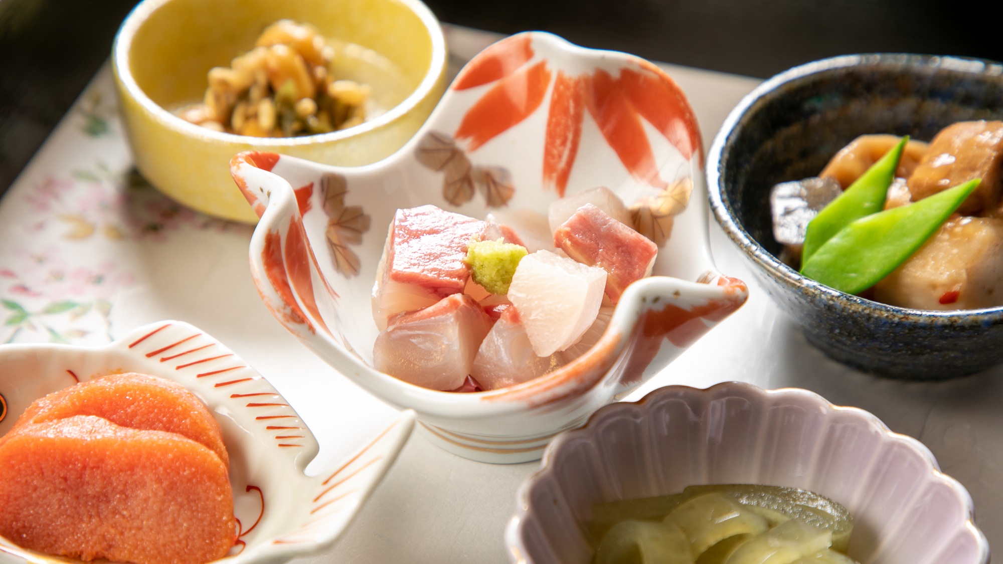 【ご朝食】地元漁港から毎日新鮮な魚介を仕入れ。朝から美味しい魚料理をお召し上がりいただけます。