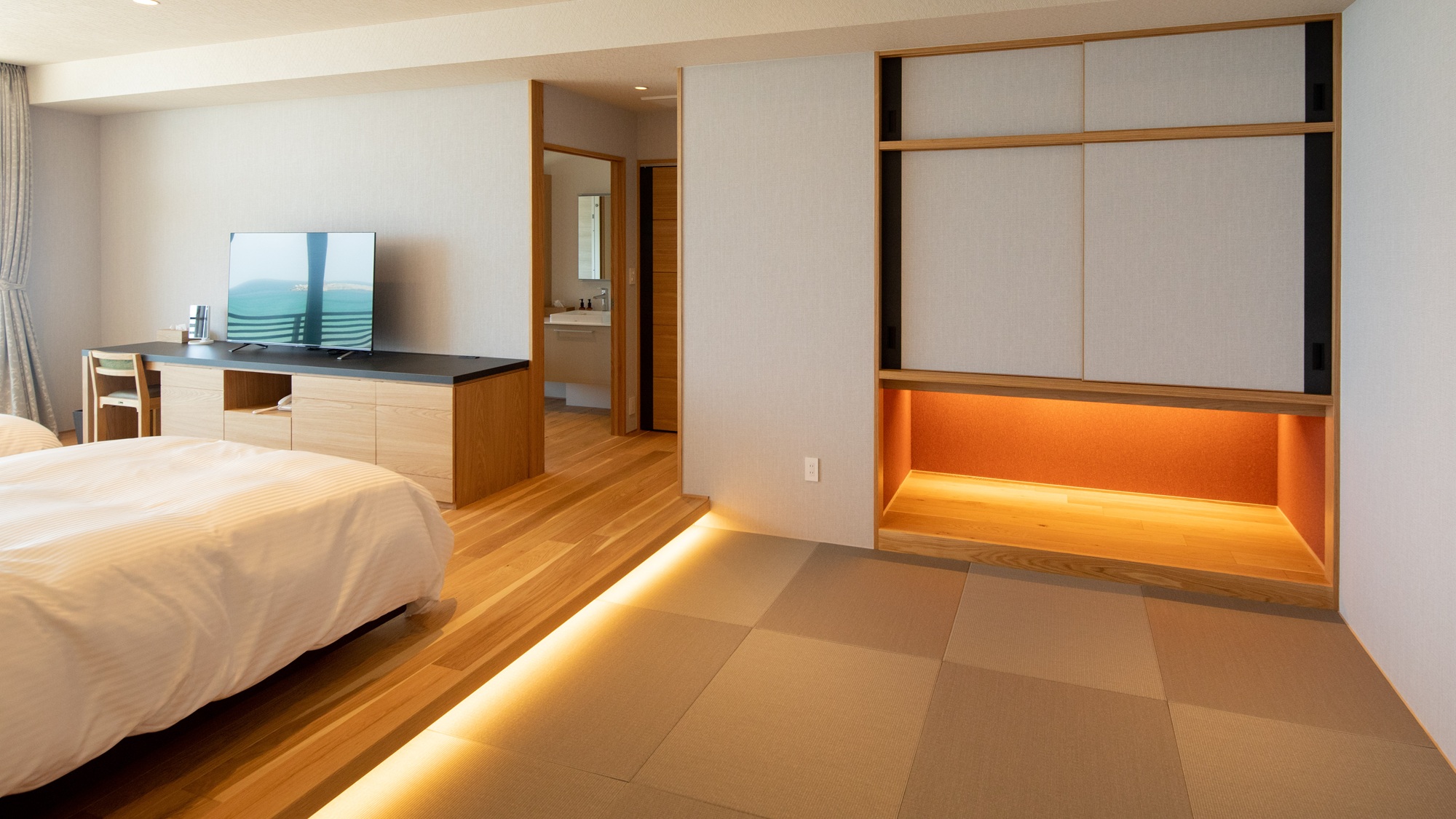 【オーシャンビュー◆Jrスイート和洋室】畳の上で寛ぎ、眠るときはベッドの上で手足を伸ばして。