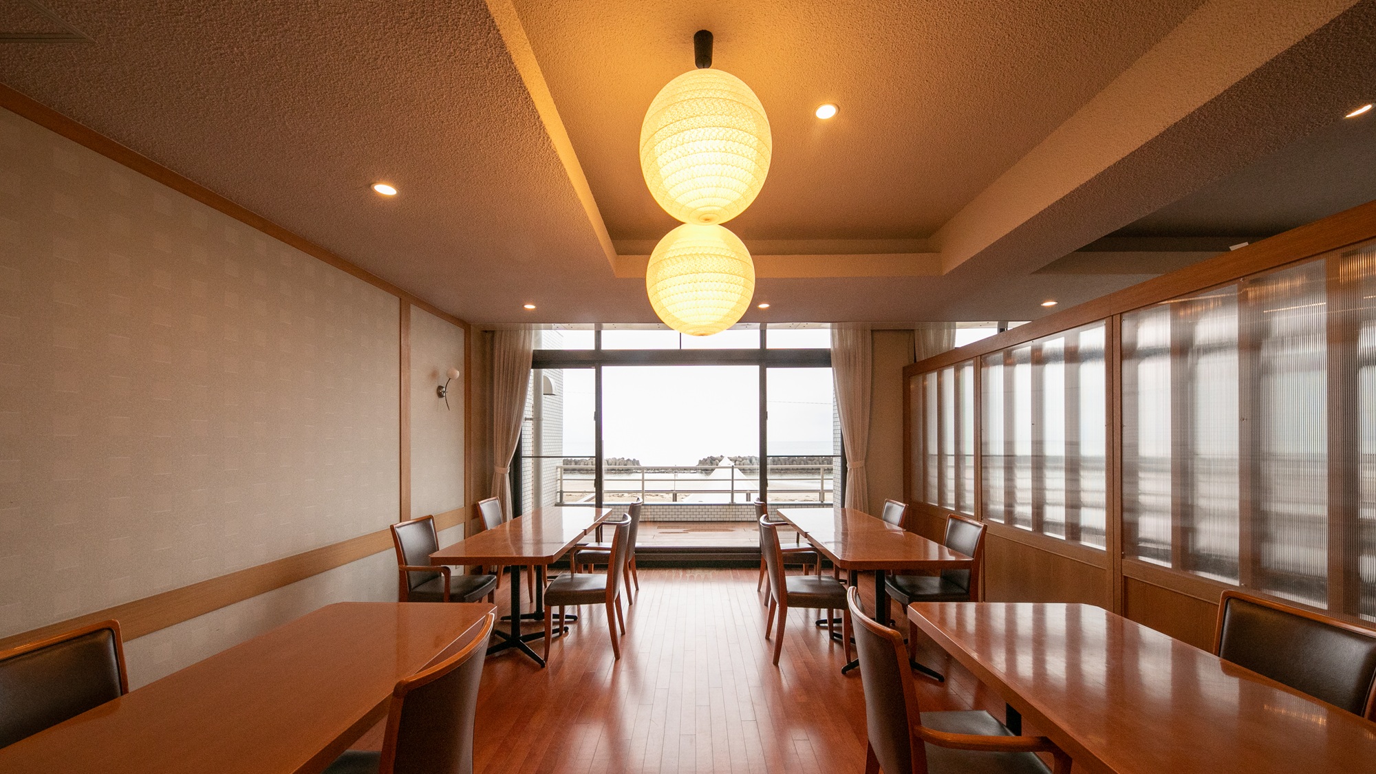 【食事会場】お食事処一例。お食事中も海を楽しみながら。