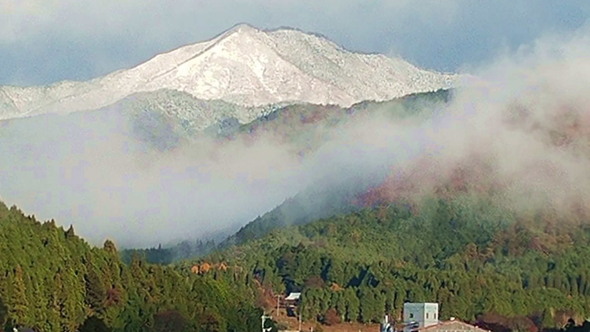 *【周辺】冬は周辺の山も綺麗な雪景色に。