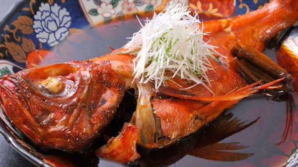 【ご当地グルメ】たっぷりと脂がのった自慢の金目鯛の煮付けを丸ごと一尾ご提供「金目鯛姿煮プラン」