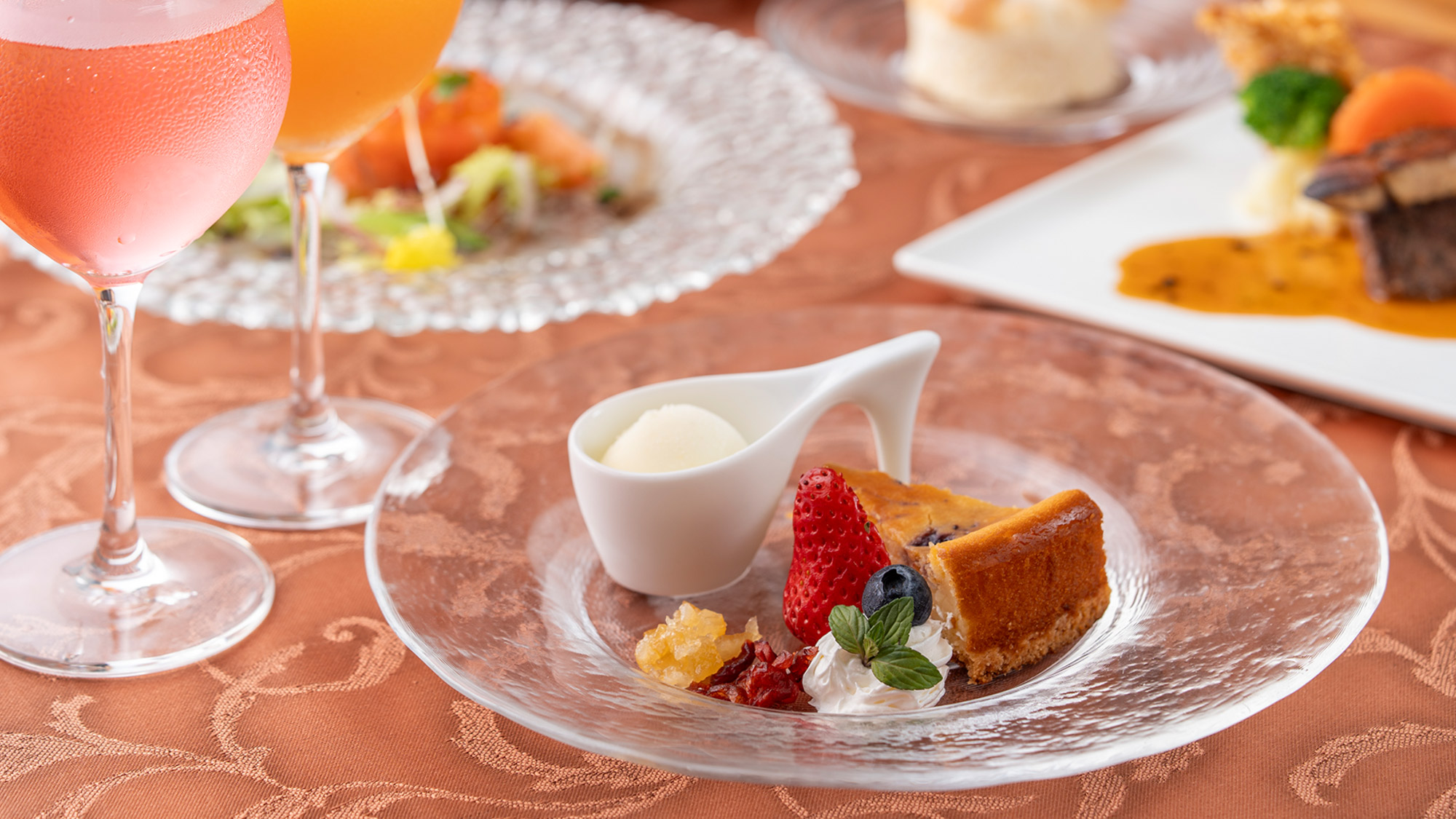 【デザート】季節のフルーツなどシェフ気まぐれのデザート