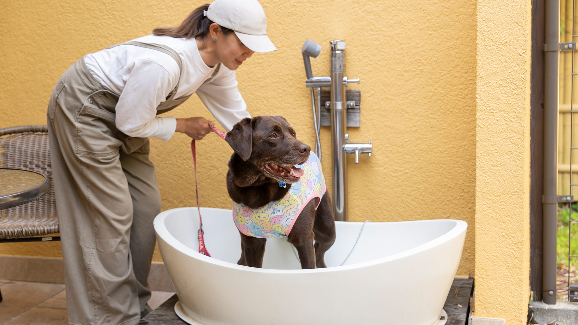 【別館７号室】ドッグラン続きのテラスにはワンちゃん専用バスも！