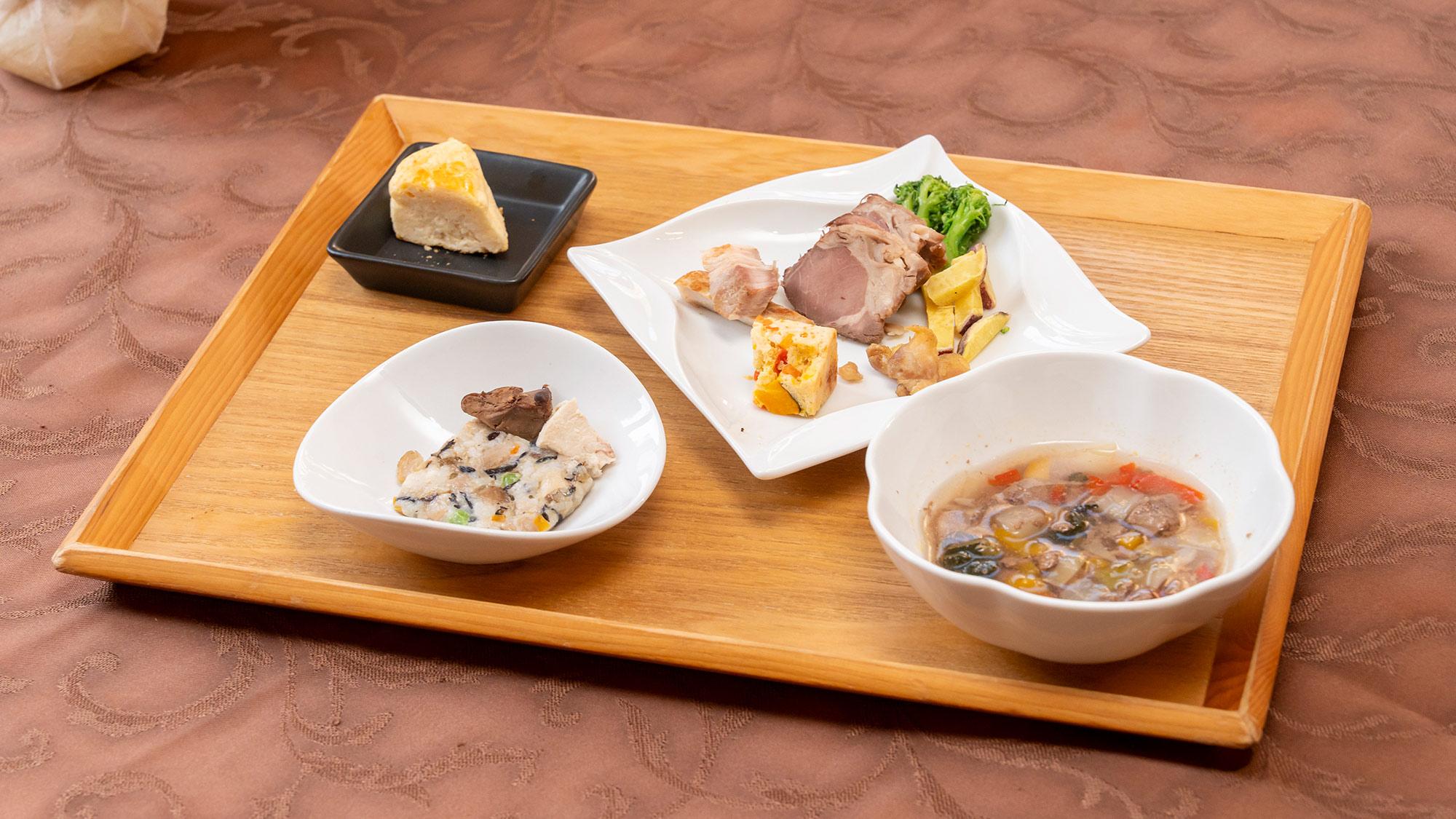 【ワン食】ペット栄養管理士・ペット食育上級指導士の監修のもと、当館独自のワンちゃんご飯を開発しご提供