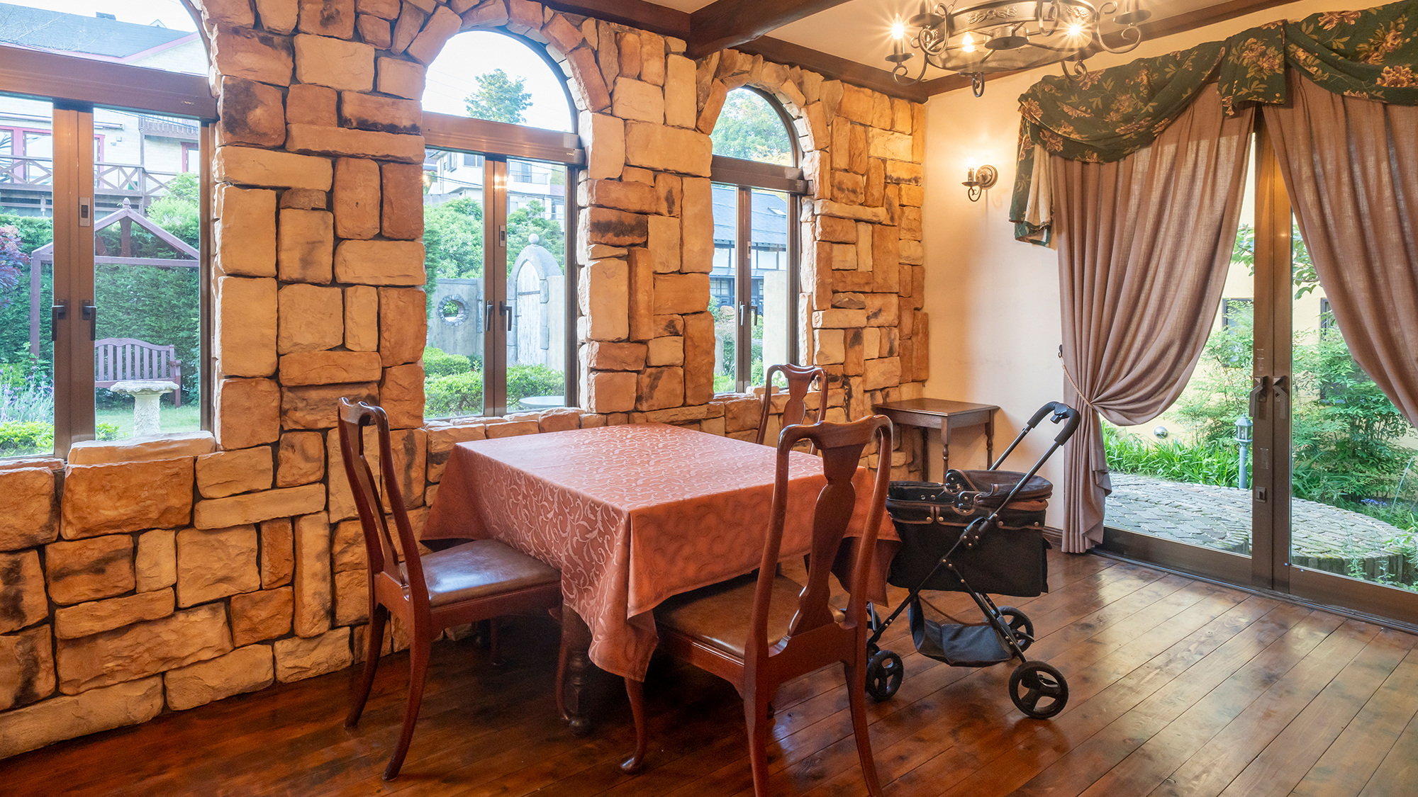 【本館：ダイニング】アンティーク感溢れるダイニング