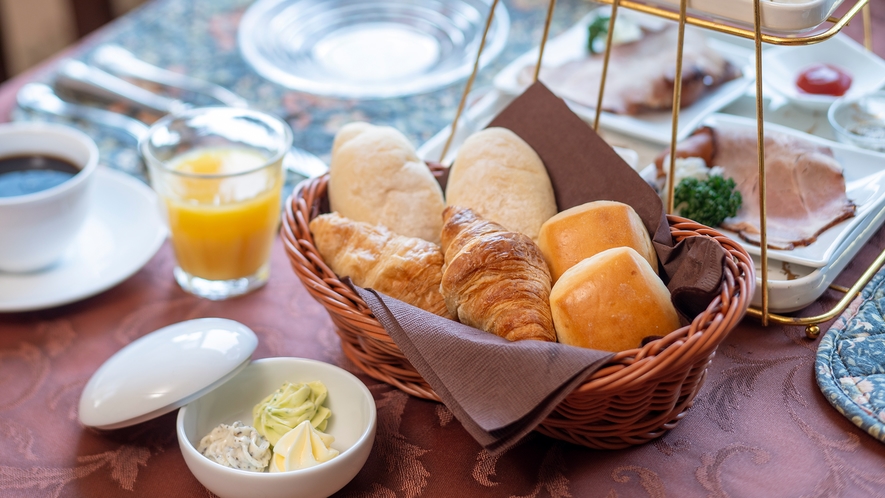 【朝食一例】焼きたパンをお愉しみください