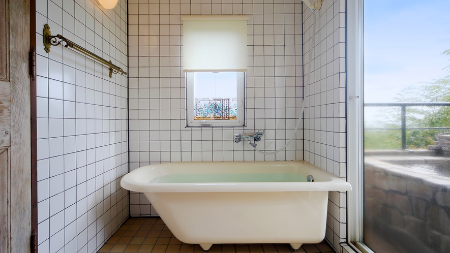 ◆201◆海を望む客室露天風呂の他に、かわいらしい室内バスルームもご用意しています。