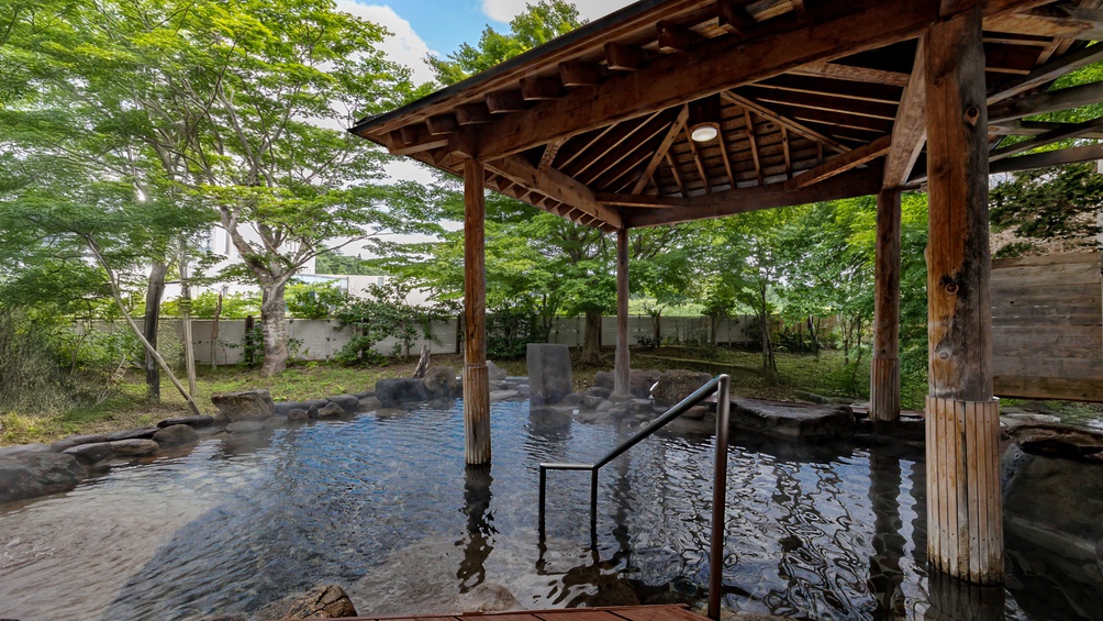 男性用露天風呂「鹿の湯」／東屋掛の大岩露天風呂をお楽しみください。