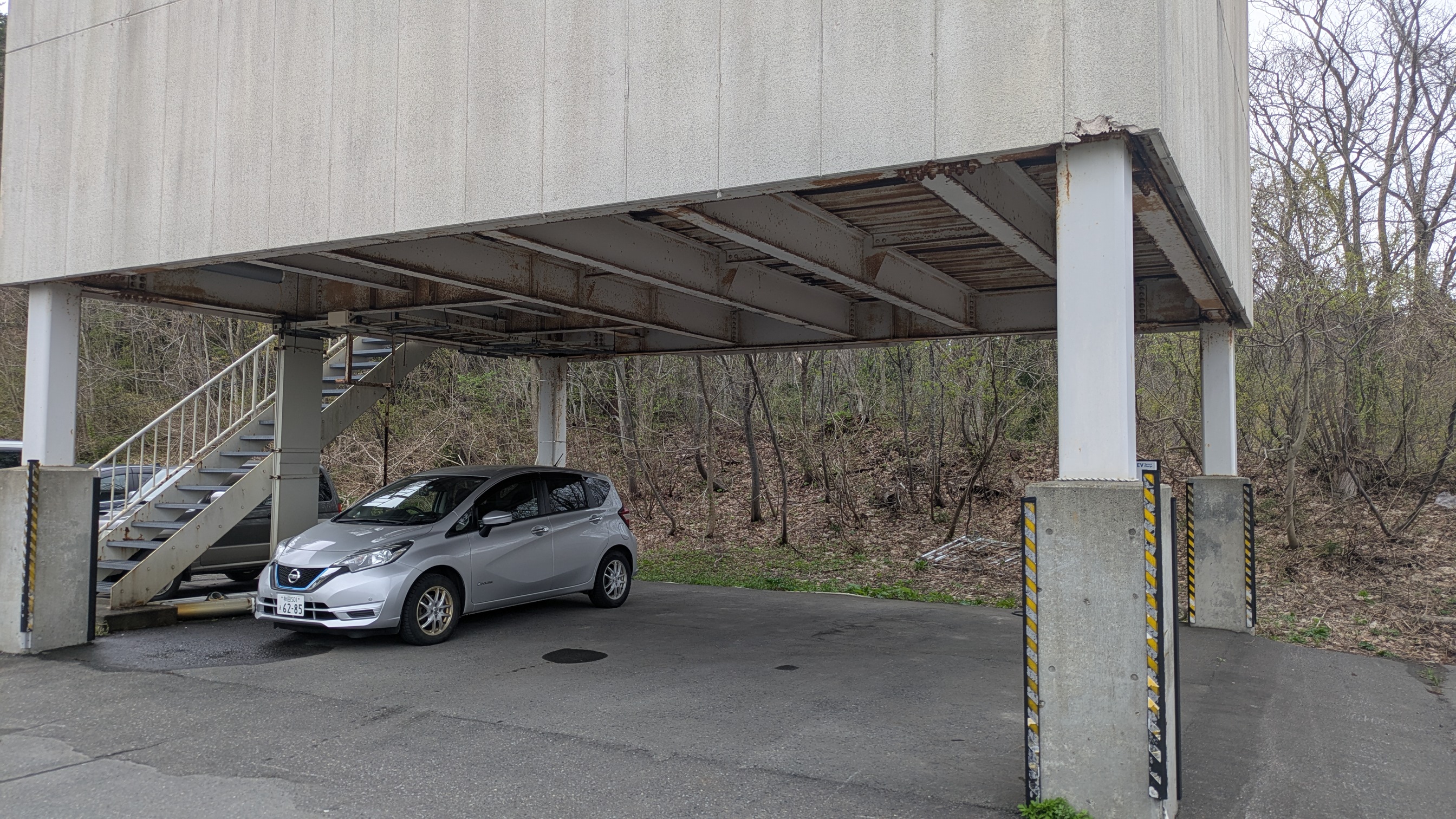 愛車を雨から守る「屋根付きガレージ」
