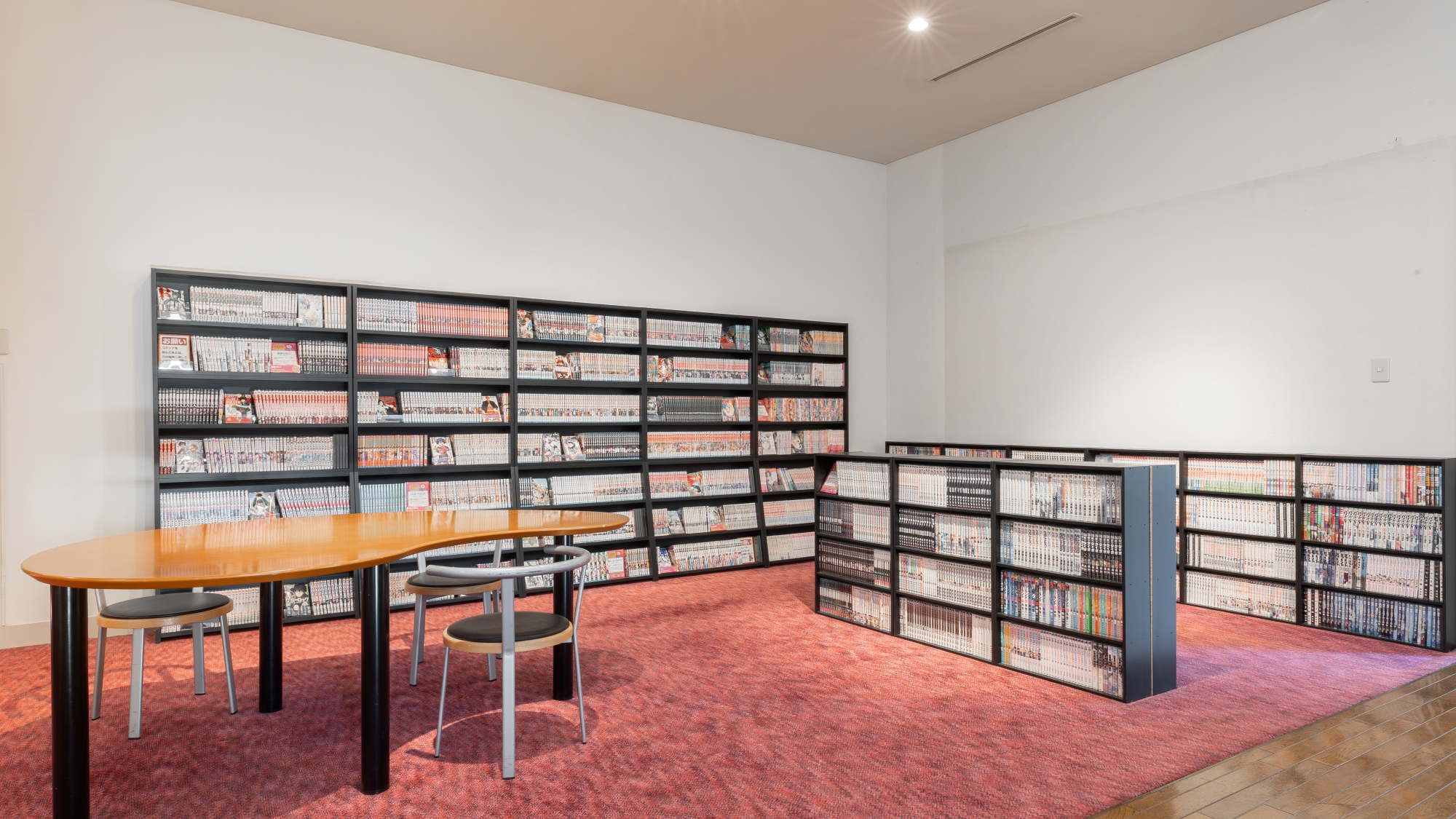 【漫画コーナー】営業時間7：00～22：00　1F売店横にて営業（無料）