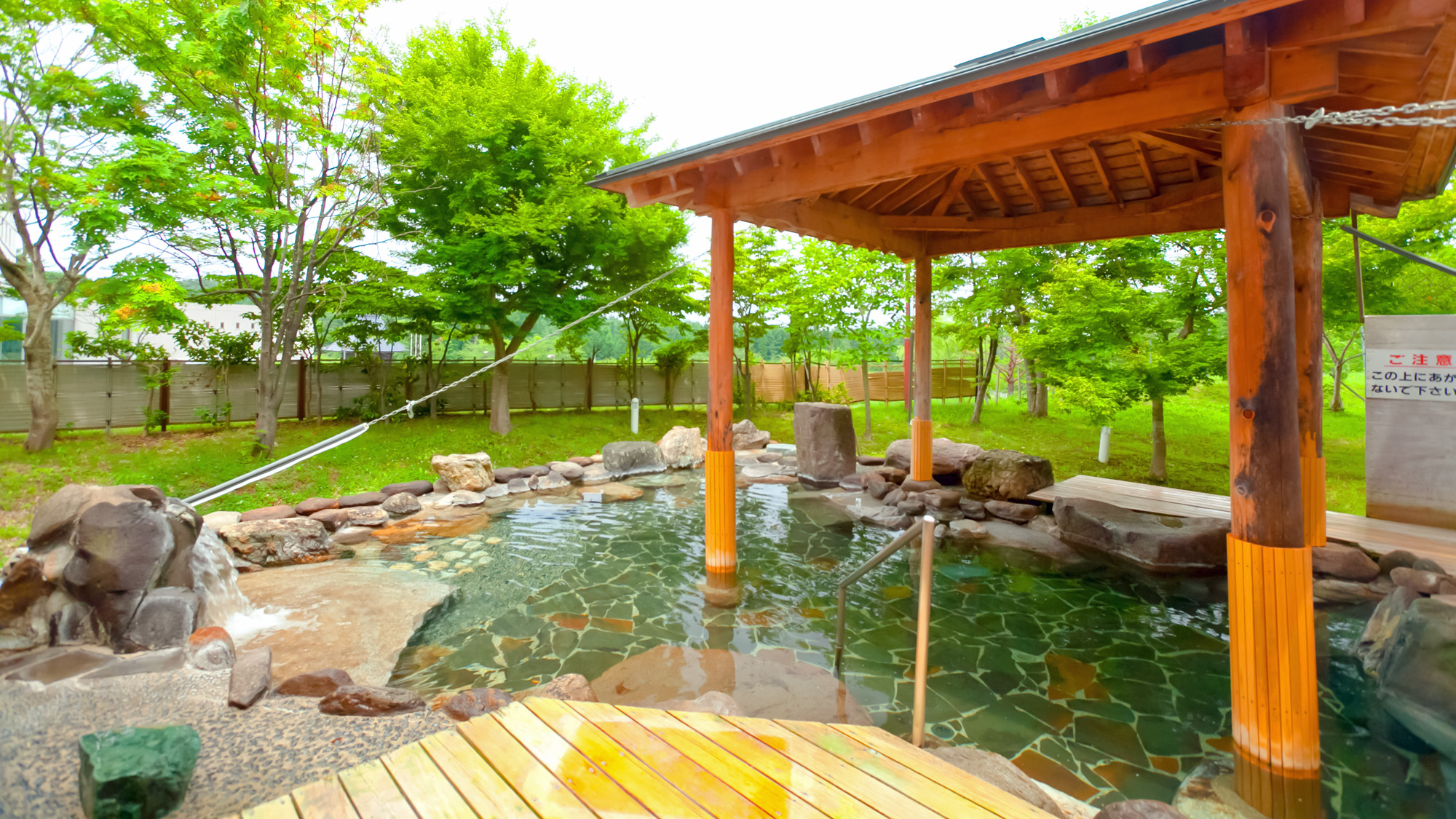 男性用露天風呂「鹿の湯」／四季の風景を楽しめる、東屋掛の大岩露天風呂をお楽しみください。
