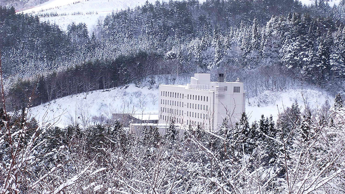 冬の山から見たホテル外観