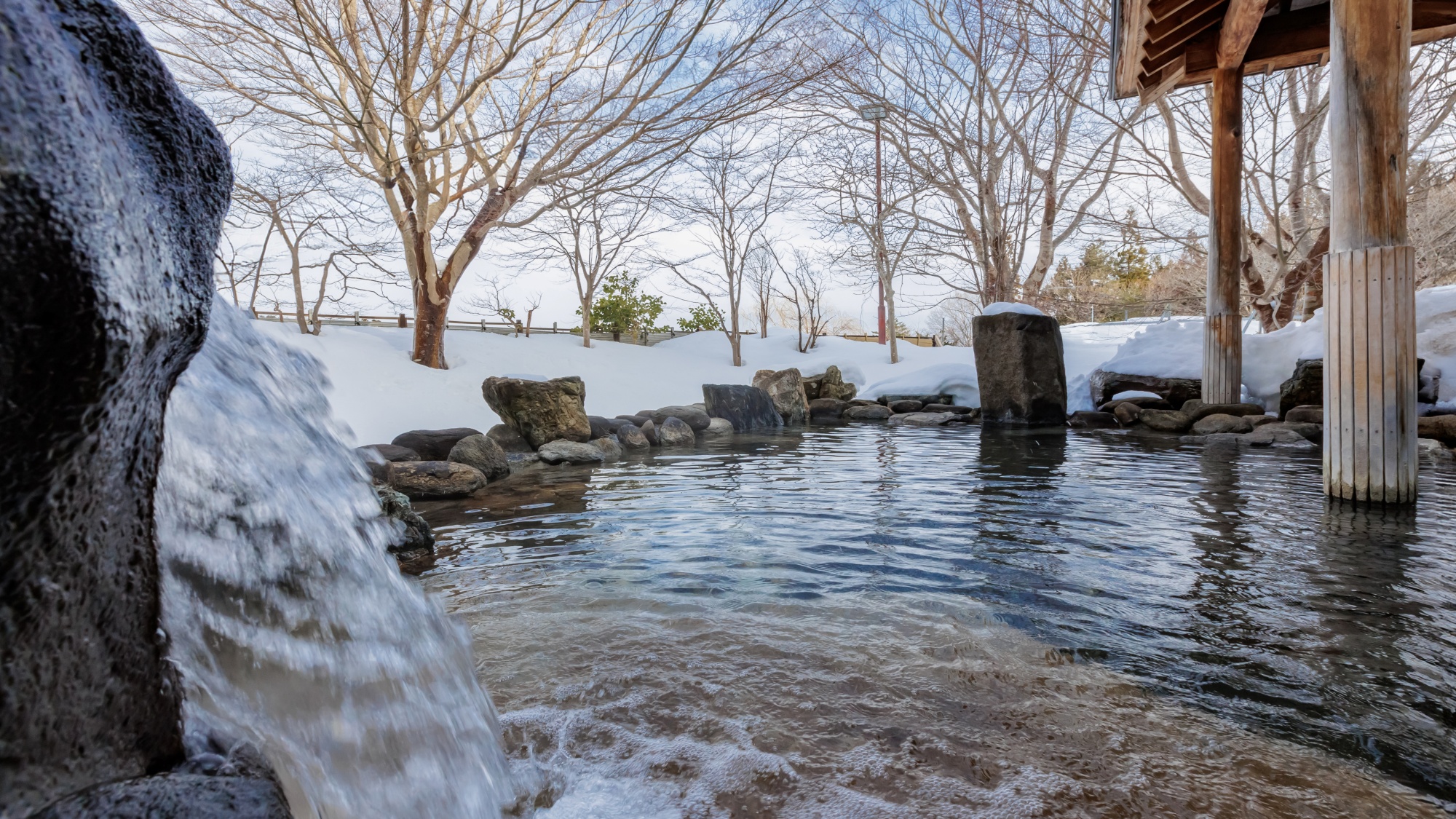 男性用露天風呂「鹿の湯」／冬季は雪見露天風呂をお楽しみいただけます。