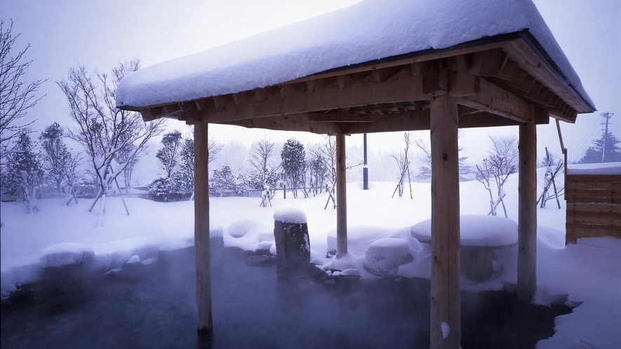 男性用露天風呂「鹿の湯」／冬季は雪見露天風呂をお楽しみいただけます。