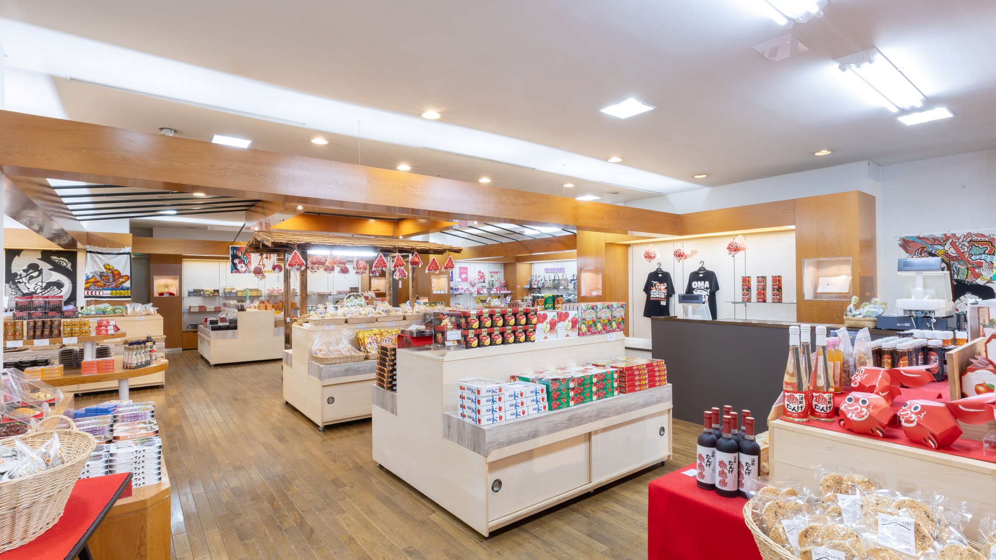 【売店】選りすぐりの青森名物やお土産が豊富に揃うおみやげ処。