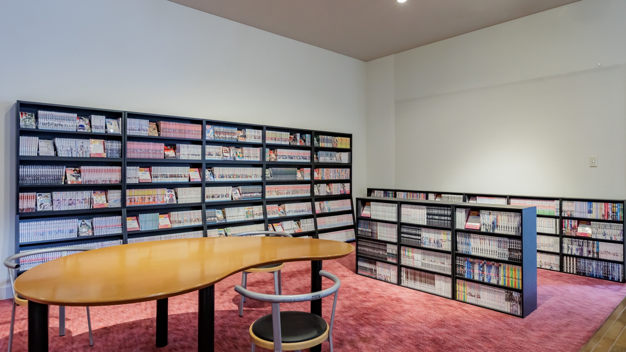 【漫画コーナー】営業時間7：00～22：00、1F売店横に設置、無料
