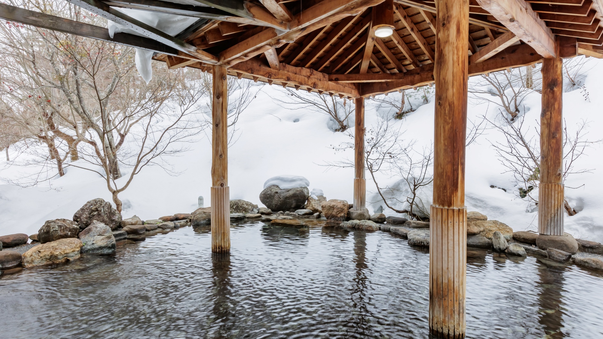 女性用露天風呂「鶴の湯」／冬季は雪見露天風呂をお楽しみいただけます。