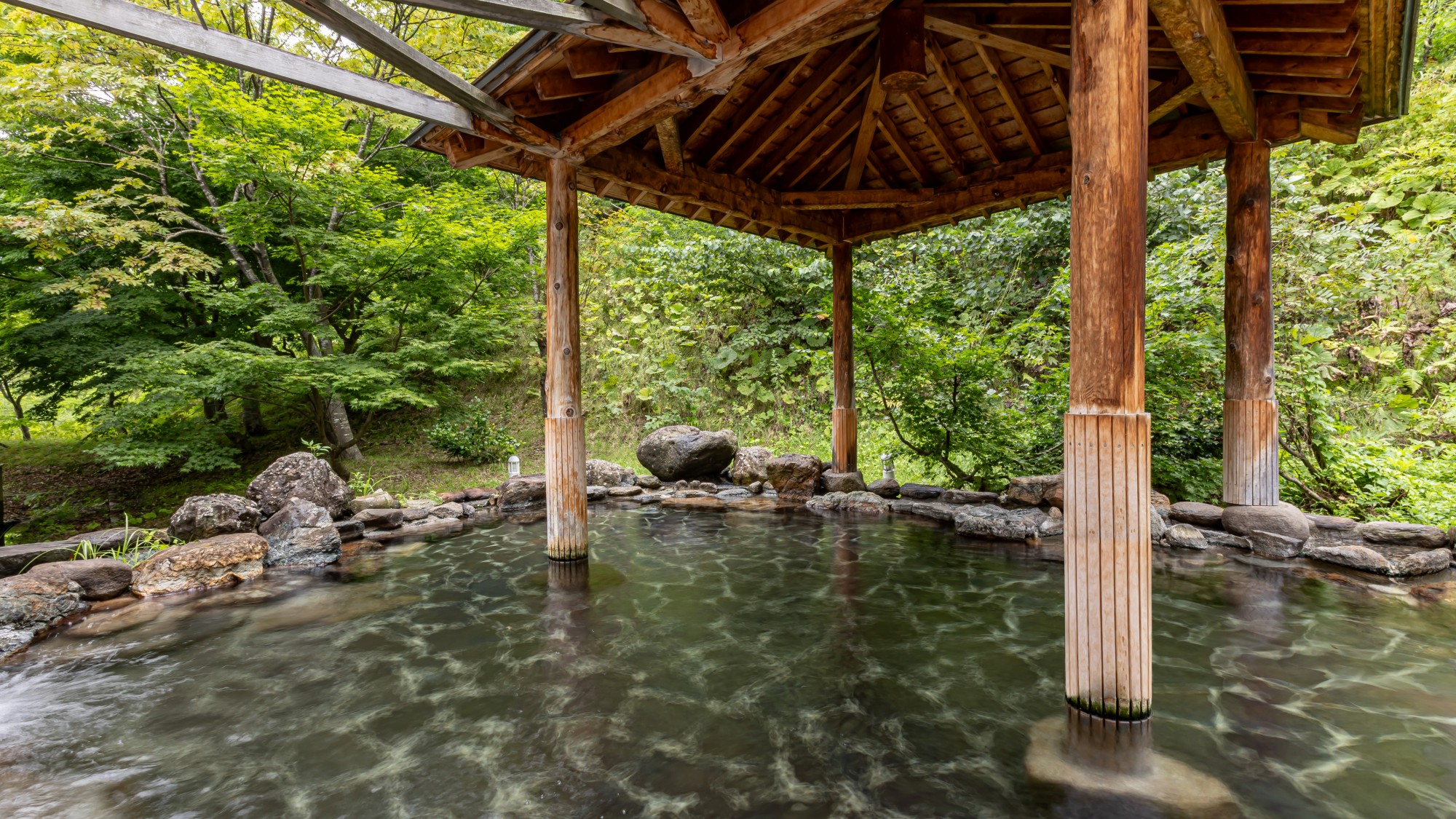 女性用露天風呂「鶴の湯」／潮風薫る森の中の露天風呂をお楽しみください。