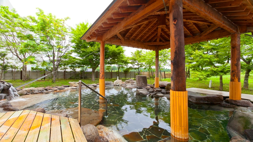 男性用露天風呂「鹿の湯」／四季の風景を楽しめる、東屋掛の大岩露天風呂をお楽しみください。