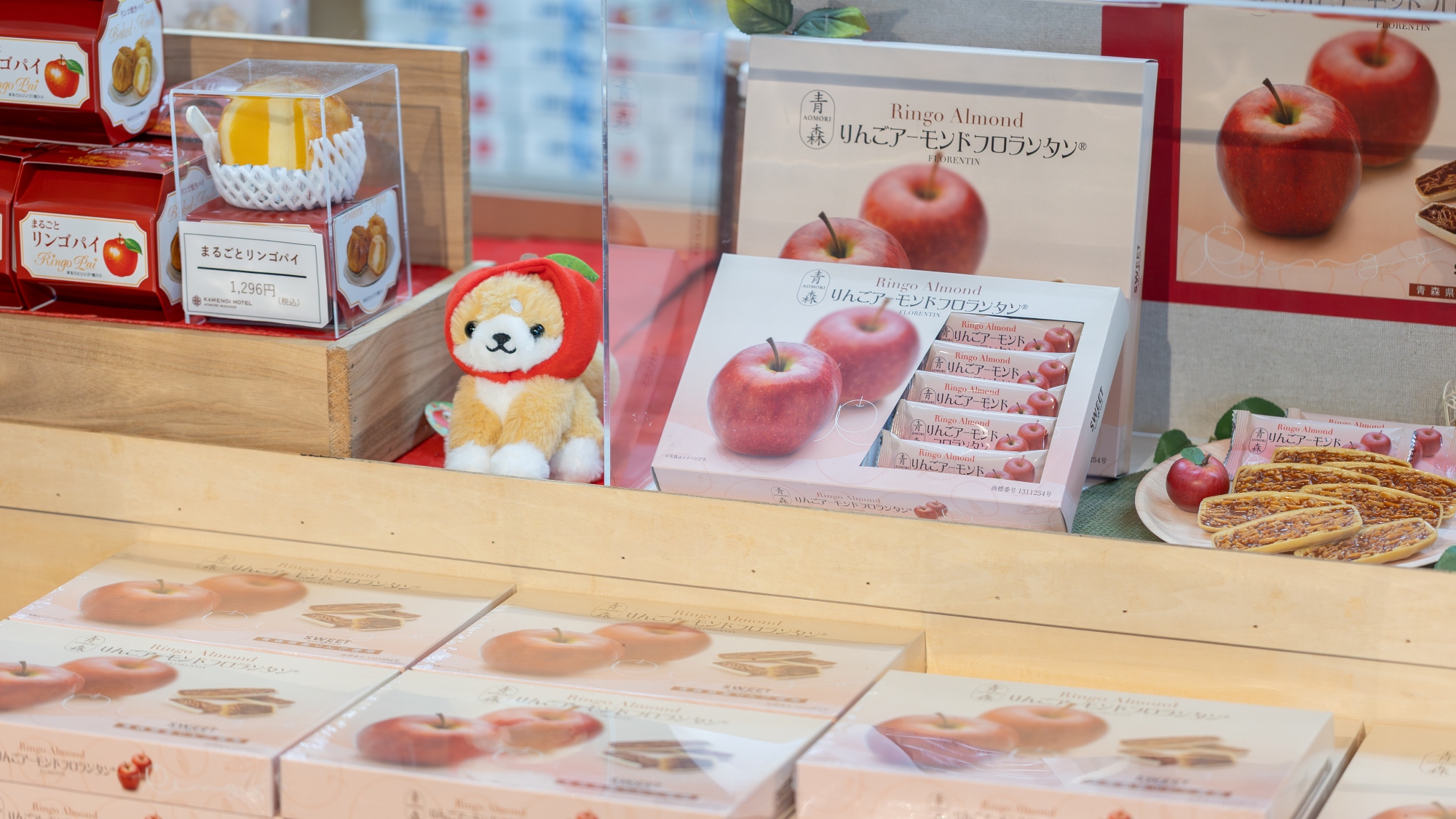 【売店】選りすぐりの青森名物やお土産が豊富に揃うおみやげ処。